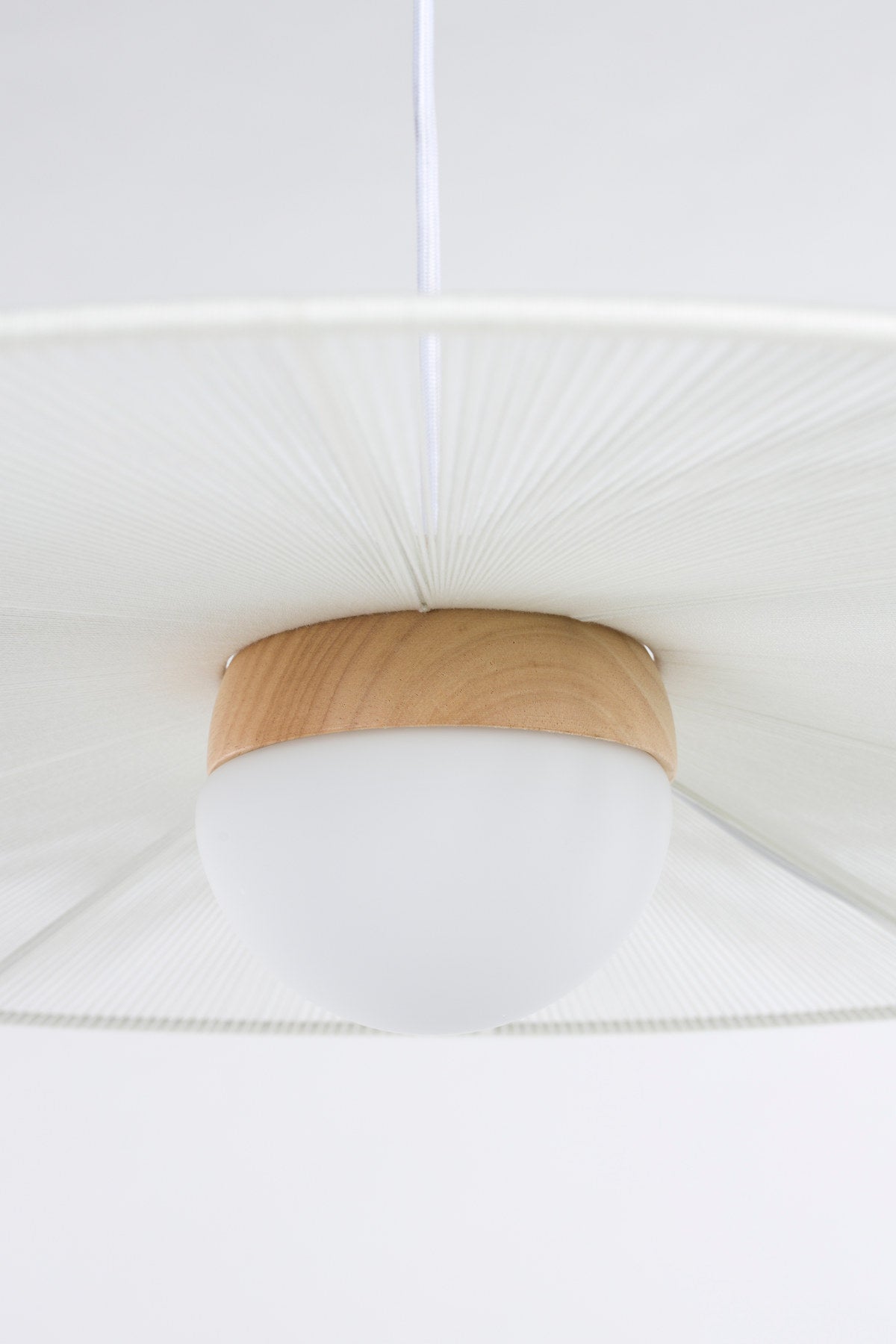 Stehlampe Belle in beige präsentiert im Onlineshop von KAQTU Design AG. Stehleuchte ist von Zuiver