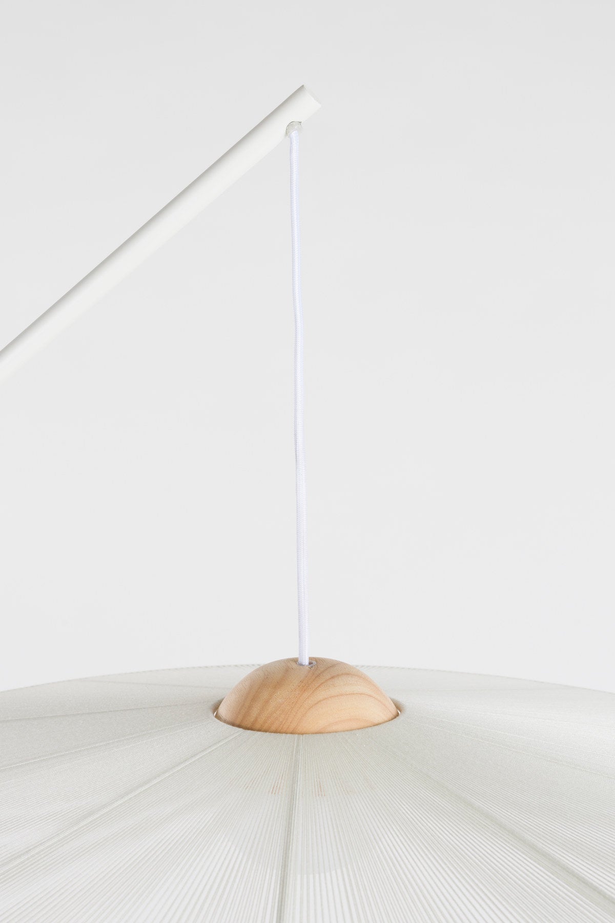 Stehlampe Belle in beige präsentiert im Onlineshop von KAQTU Design AG. Stehleuchte ist von Zuiver