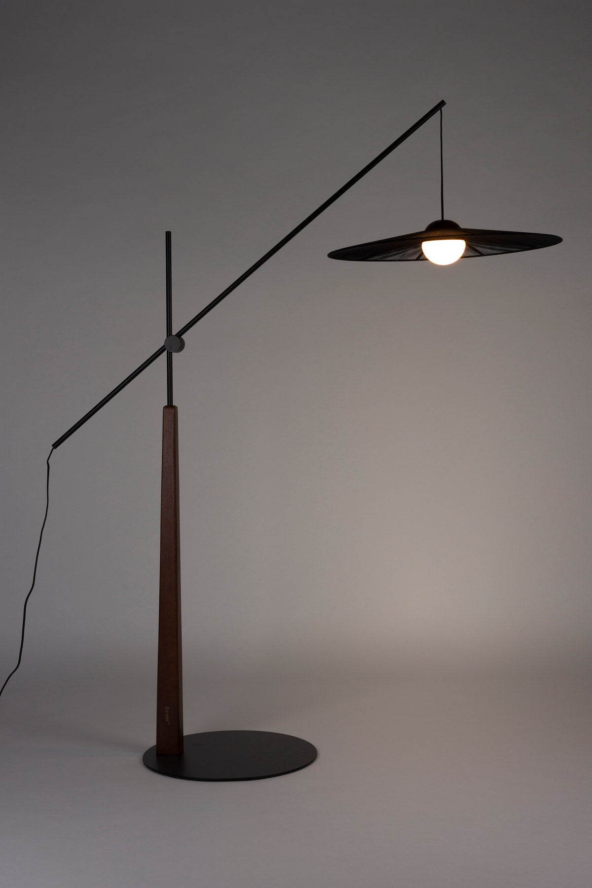 Stehlampe Belle in Schwarz präsentiert im Onlineshop von KAQTU Design AG. Stehleuchte ist von Zuiver
