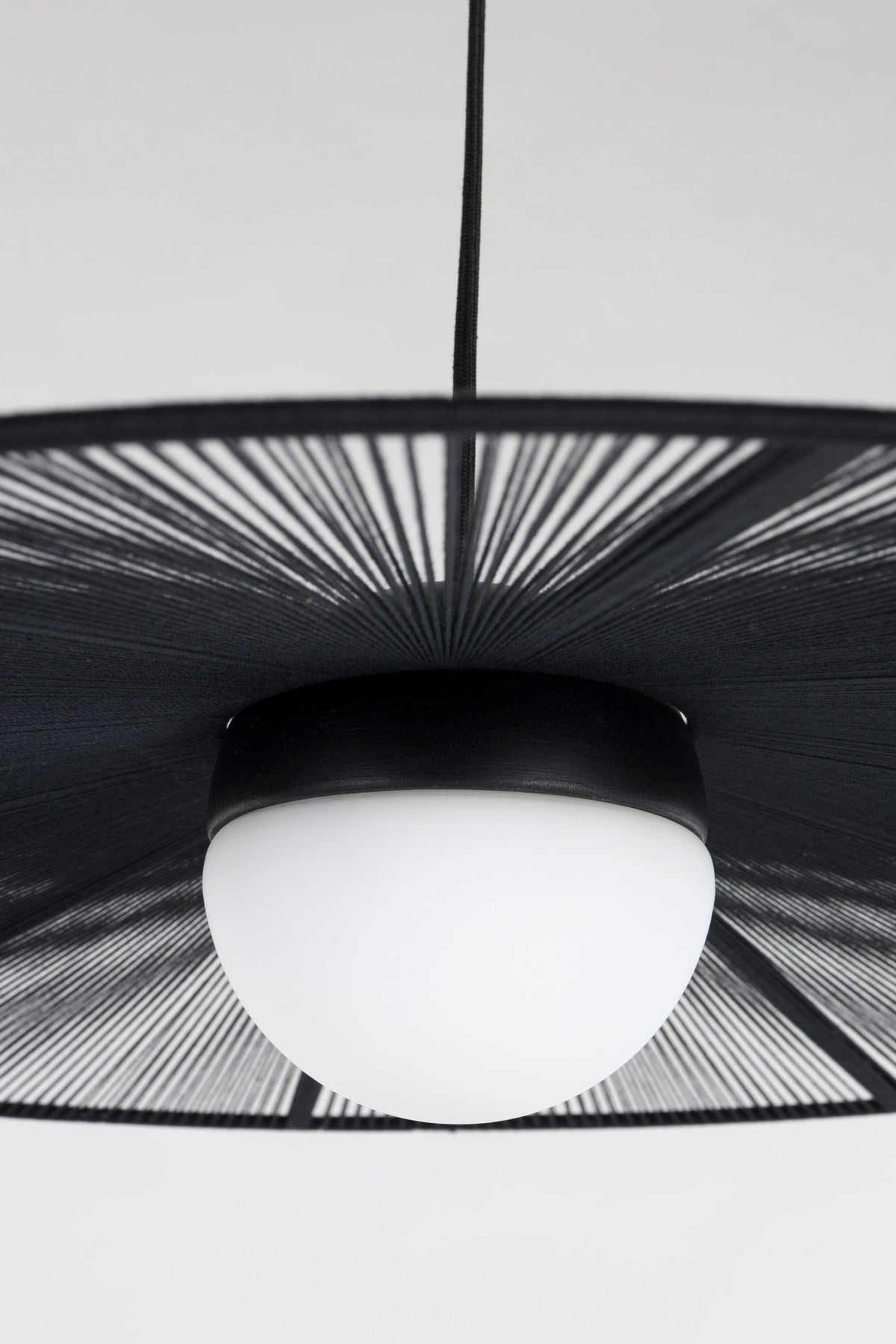 Stehlampe Belle in Schwarz präsentiert im Onlineshop von KAQTU Design AG. Stehleuchte ist von Zuiver