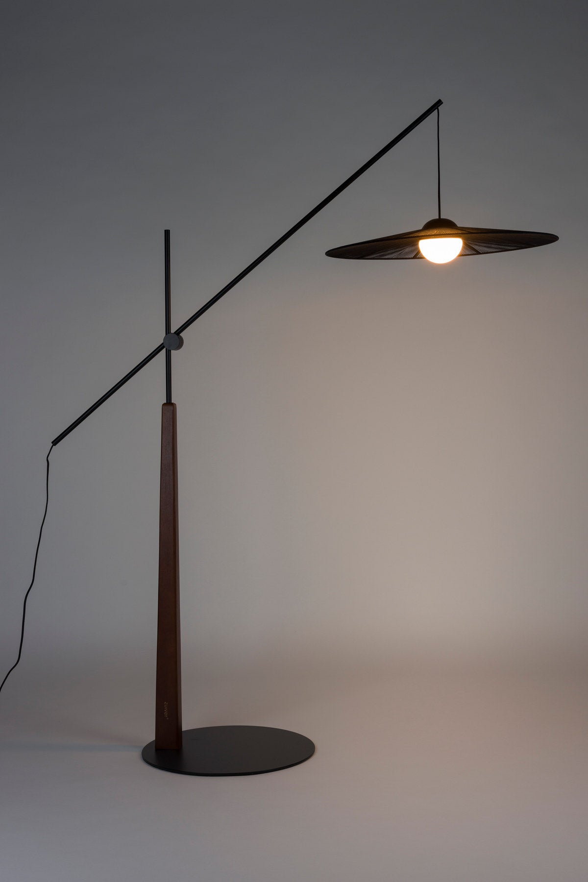 Stehlampe Belle in Schwarz präsentiert im Onlineshop von KAQTU Design AG. Stehleuchte ist von Zuiver