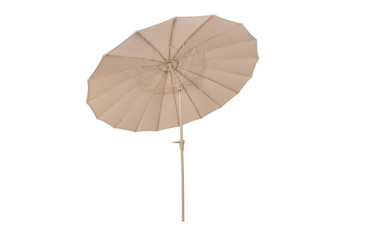 Sonnenschirm von Zuiver in Beige mit Stab aus pulverbeschichtetem Edelstahl und Griff zum Öffnen, aufgestellt auf einer Sonnenschirmbasis.