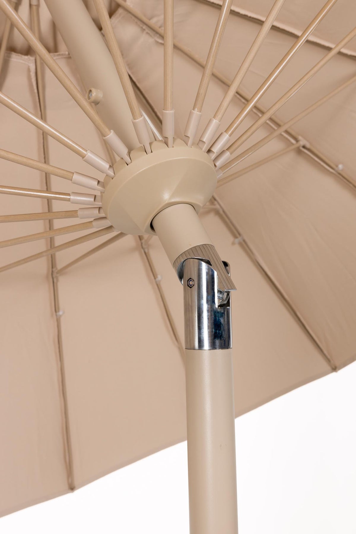 Sonnenschirm von Zuiver in Beige mit Stab aus pulverbeschichtetem Edelstahl und Griff zum Öffnen, aufgestellt auf einer Sonnenschirmbasis.
