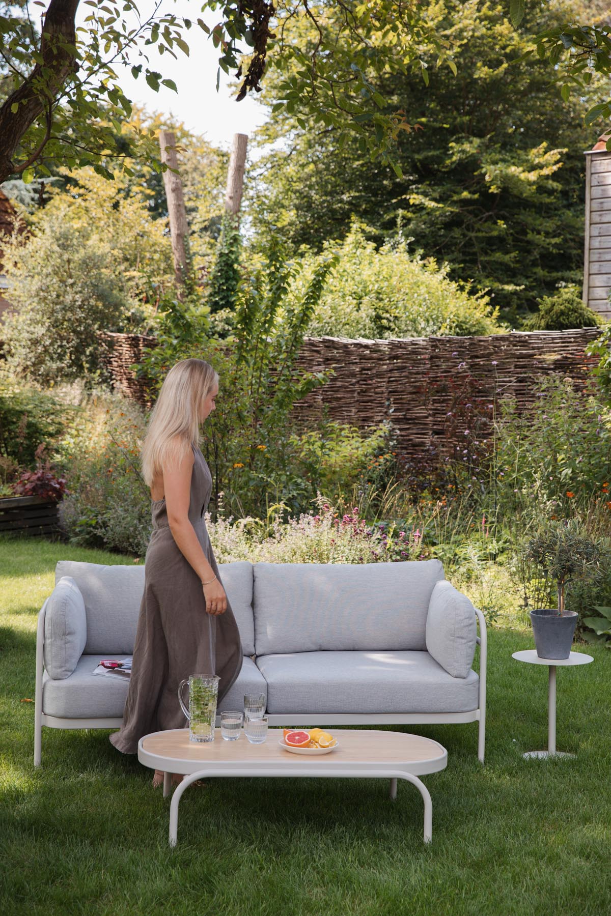 Vista Outdoor Loungetisch in beige präsentiert im Onlineshop von KAQTU Design AG. Loungetisch ist von Zuiver