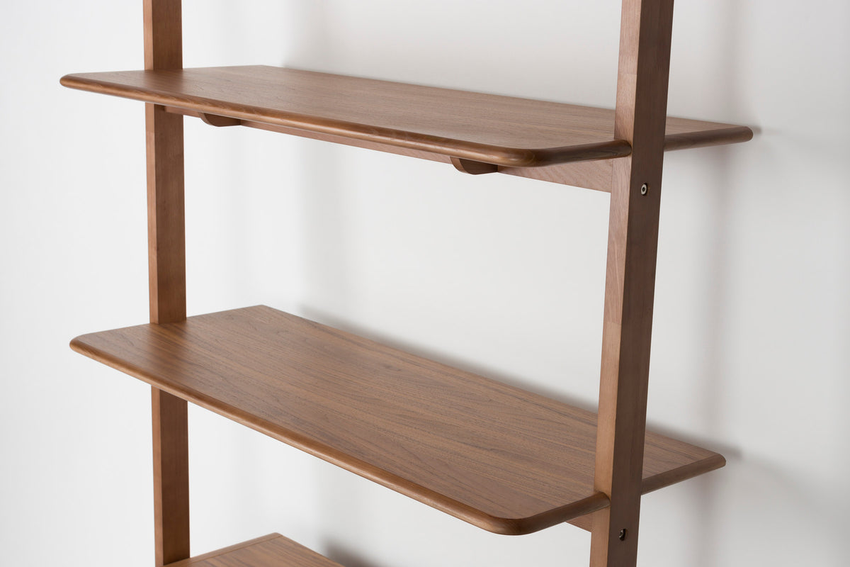 Regal Rise in Braun präsentiert im Onlineshop von KAQTU Design AG. Standregal ist von Zuiver