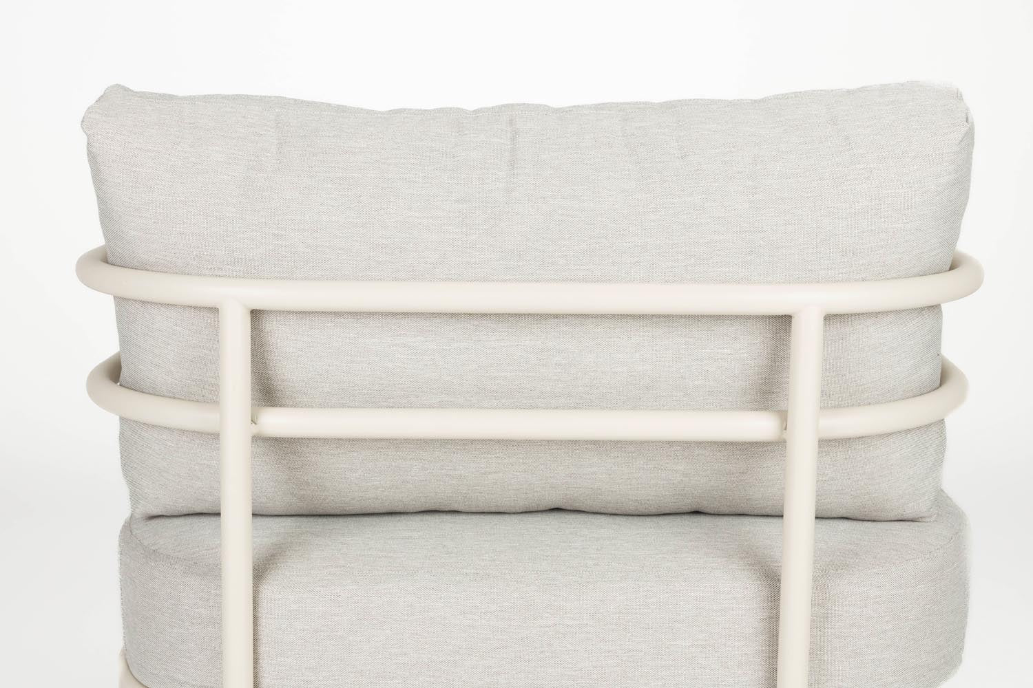 Verwandeln Sie Ihren Garten mit dem Vista Outdoor Set von Zuiver in eine stilvolle Entspannungsoase. Hochwertige Materialien und modernes Design vereinen sich hier.