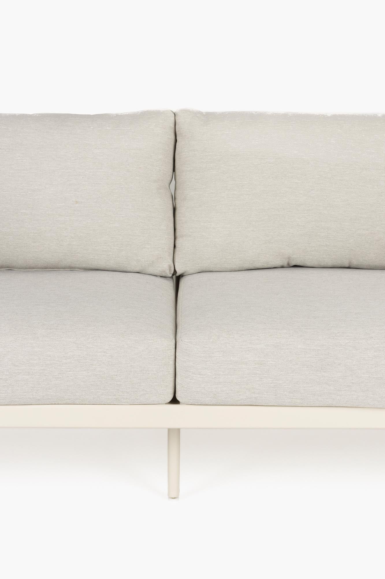 Das Zuiver Vista Outdoor Set kombiniert modernes Design mit Funktionalität für stilvolle Aussenbereiche.