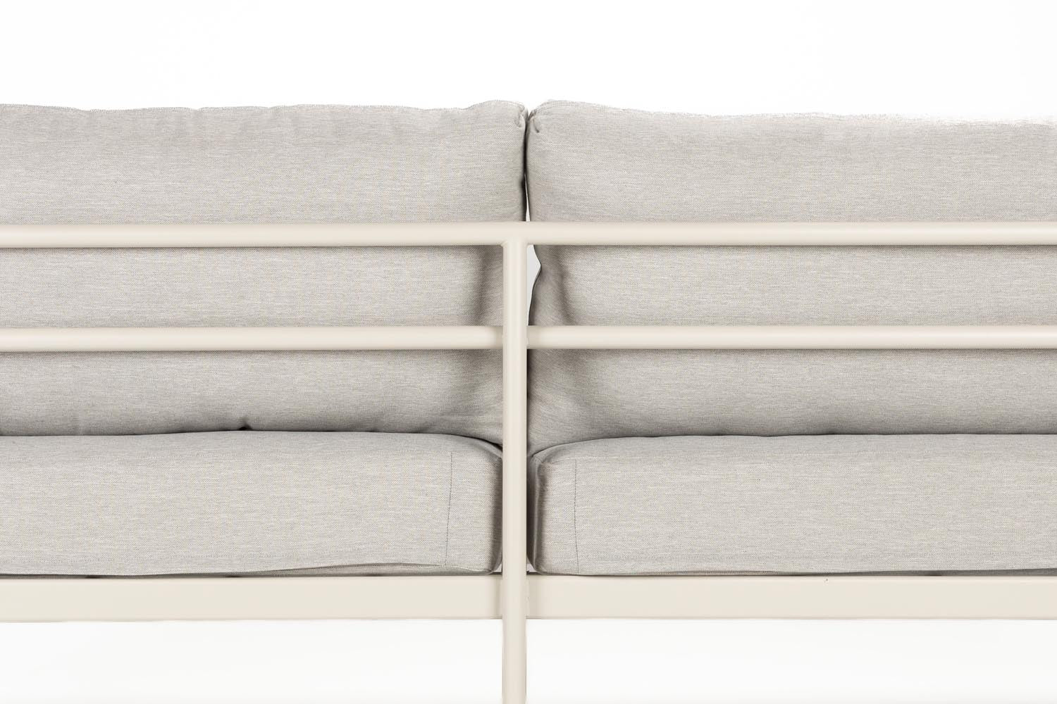 Das Vista Outdoor Set von Zuiver bietet modernes Design und Komfort für stilvolle und funktionale Aussenbereiche.