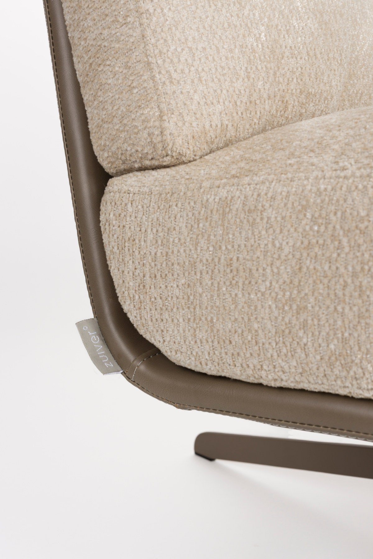 Sessel Benjamin in beige präsentiert im Onlineshop von KAQTU Design AG. Drehsessel ist von Zuiver
