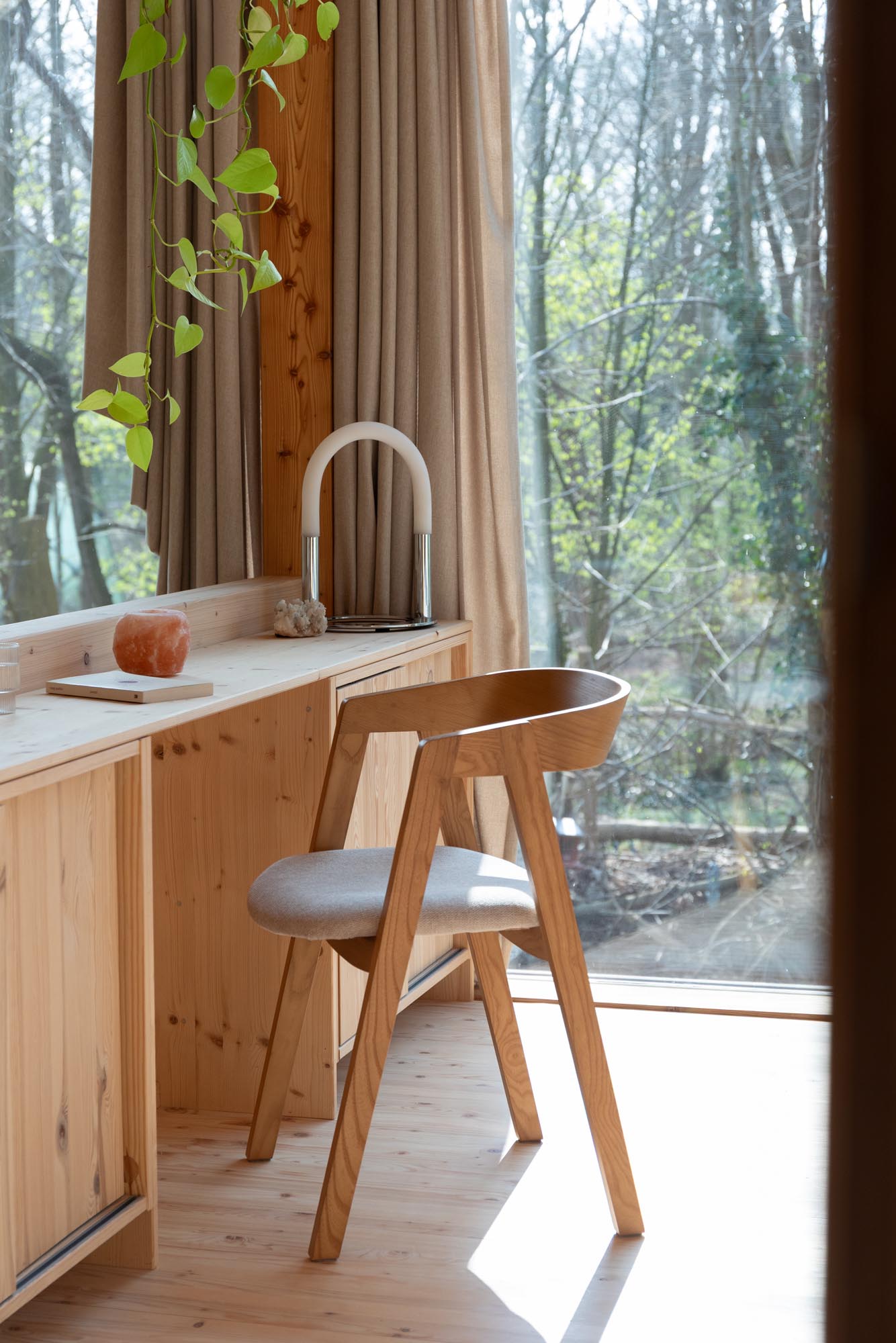 Erleben Sie den Stuhl Mads von Zuiver – ein elegantes Möbelstück aus hochwertigem Eschenholz, das Komfort und Stil in Ihr Zuhause bringt.