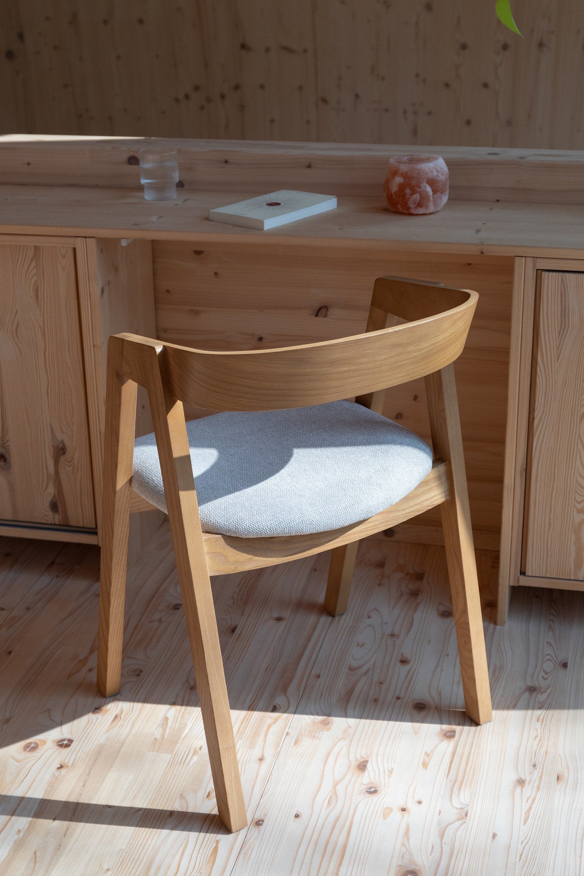 Stuhl Mads in Natur präsentiert im Onlineshop von KAQTU Design AG. Stuhl ist von Zuiver