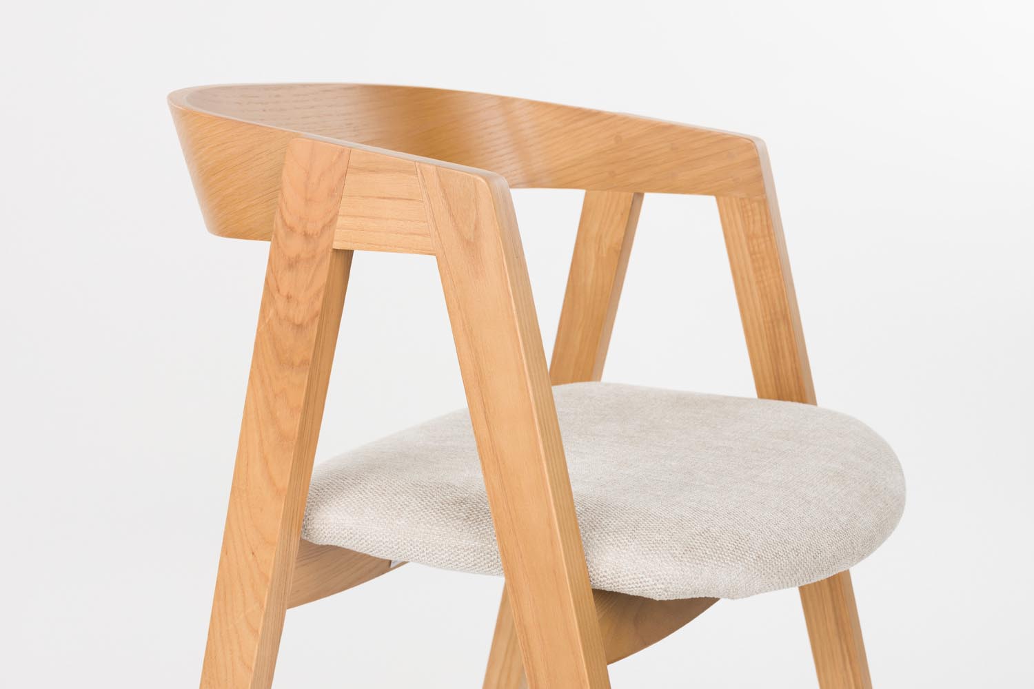 Entdecken Sie den Stuhl Mads von Zuiver – stilvoller Komfort aus massivem Eschenholz, ideal für Ihr Zuhause und jeden Essbereich.