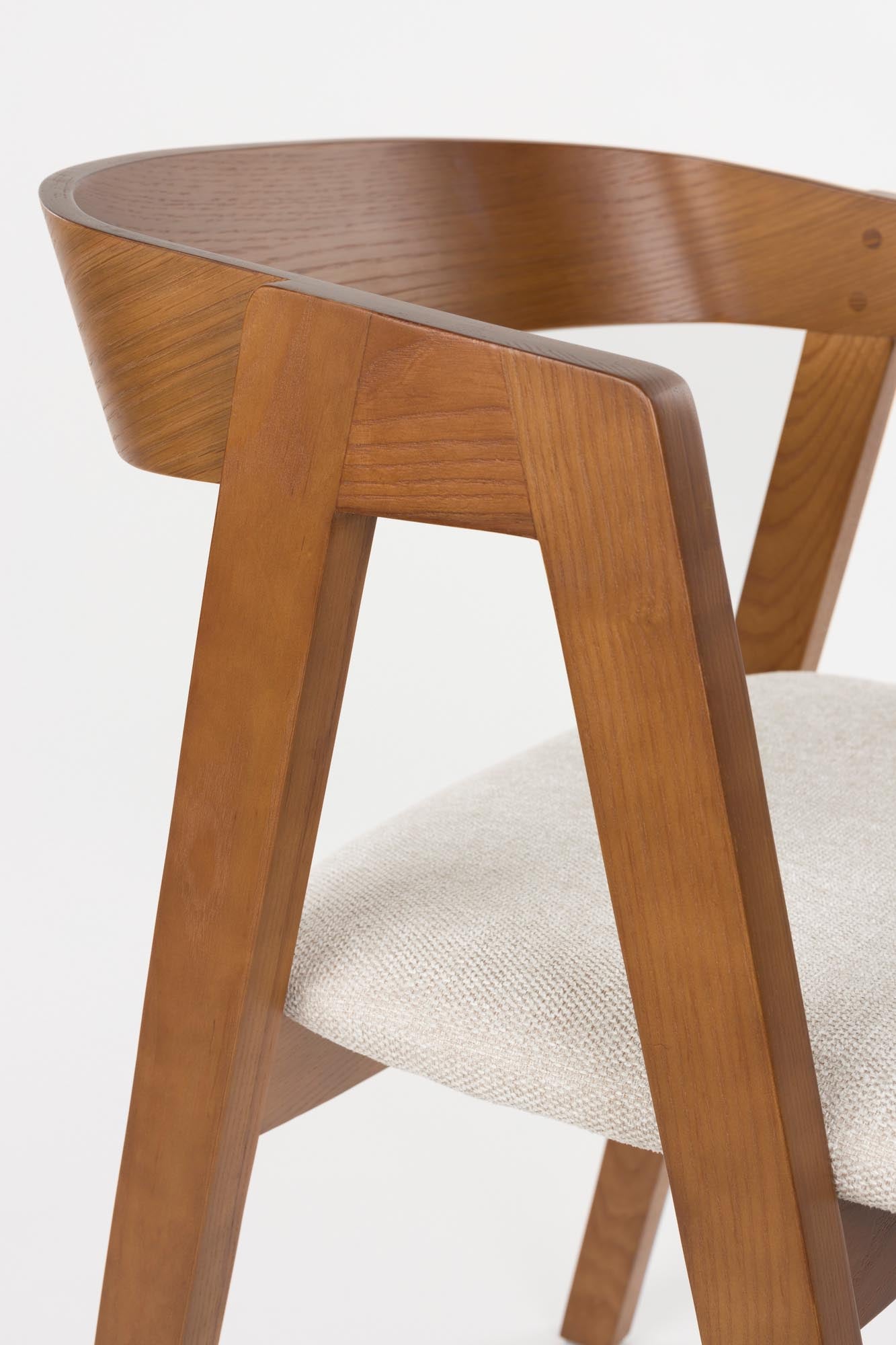 Erleben Sie den Stuhl Mads von Zuiver – ein elegantes Möbelstück aus hochwertigem Eschenholz, das Komfort und Stil in Ihr Zuhause bringt.