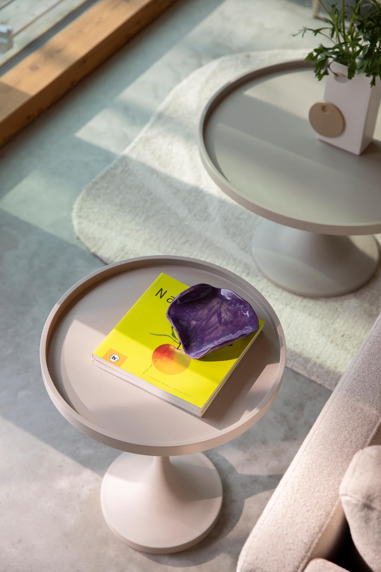 Der Beistelltisch Jason Beige von Zuiver kombiniert elegantes Design mit praktischer Vielseitigkeit. Ideal für jeden Wohnraum!