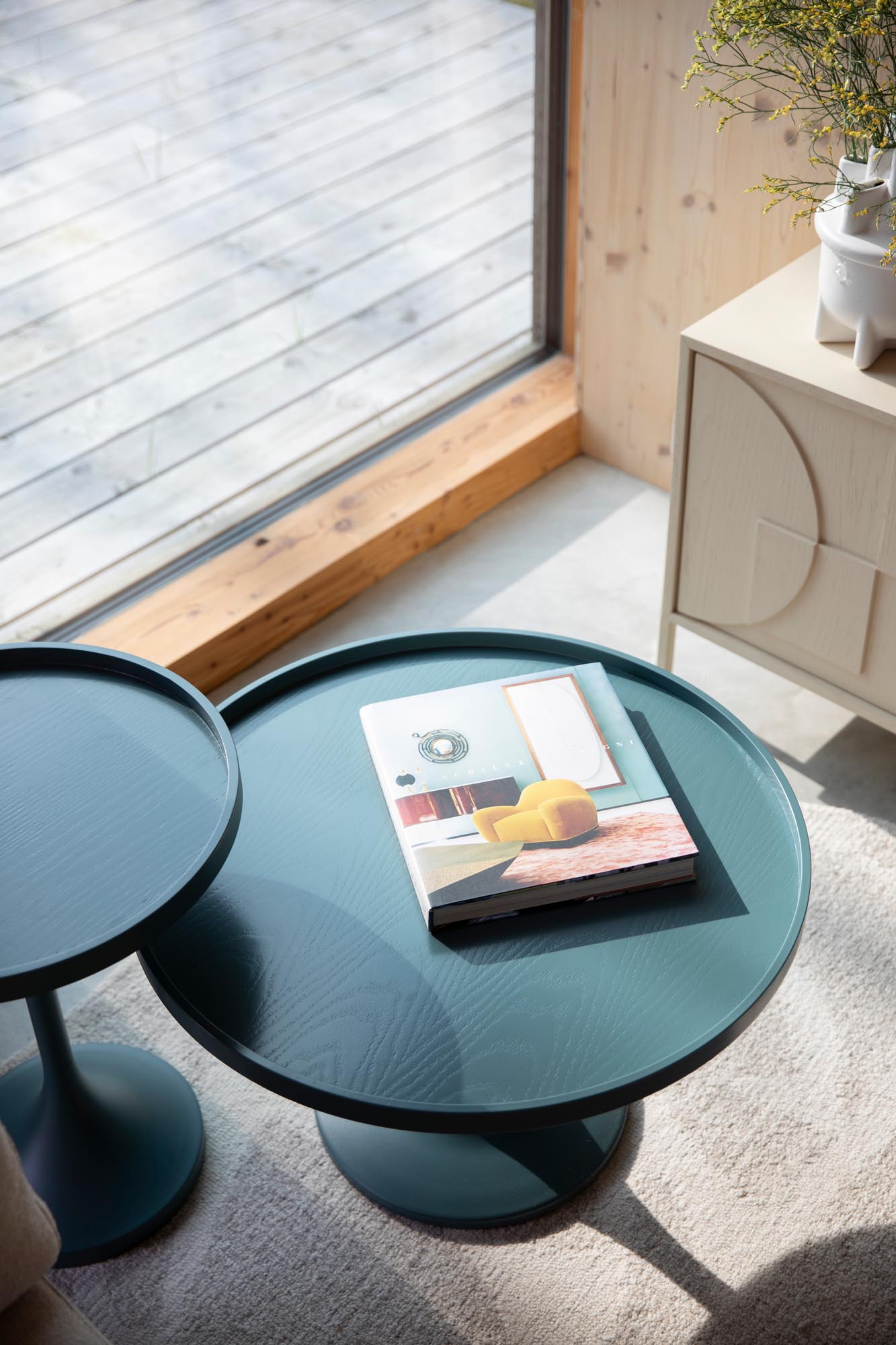 Der Beistelltisch Jason Beige von Zuiver vereint modernes Design mit Funktionalität. Perfekt als stilvolle Ablage in jedem Raum!