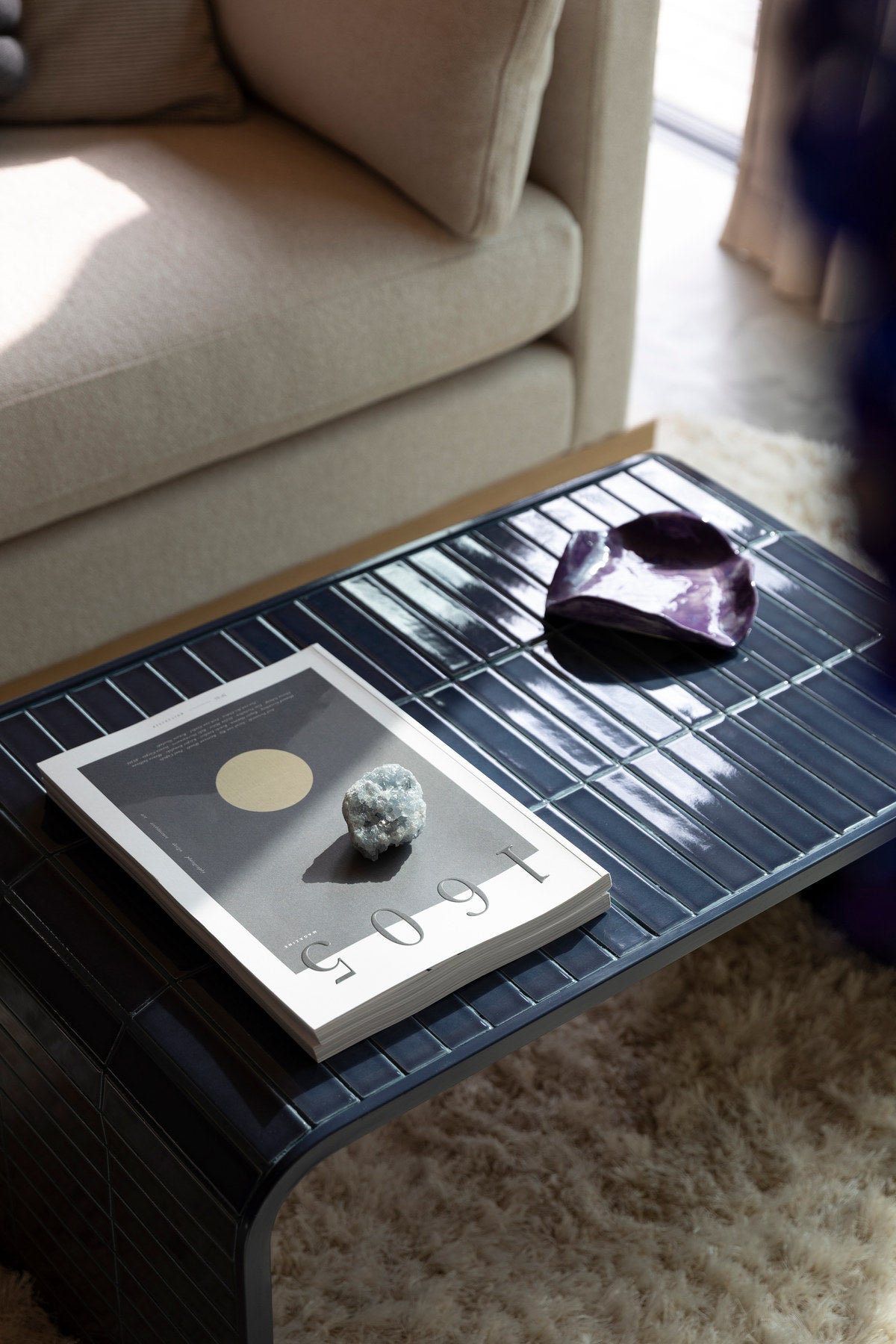 Sofatisch Tiles in blau präsentiert im Onlineshop von KAQTU Design AG. Couchtisch ist von Zuiver