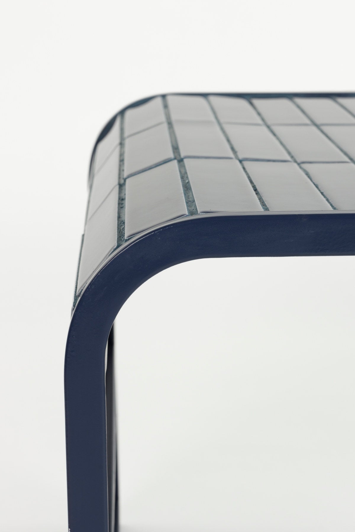 Sofatisch Tiles in blau präsentiert im Onlineshop von KAQTU Design AG. Couchtisch ist von Zuiver