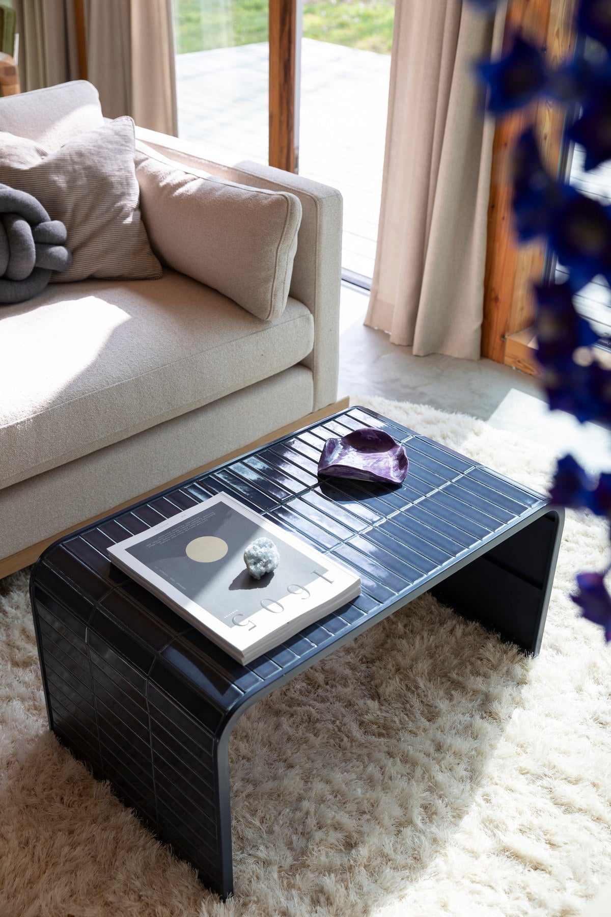 Sofatisch Tiles in blau präsentiert im Onlineshop von KAQTU Design AG. Couchtisch ist von Zuiver