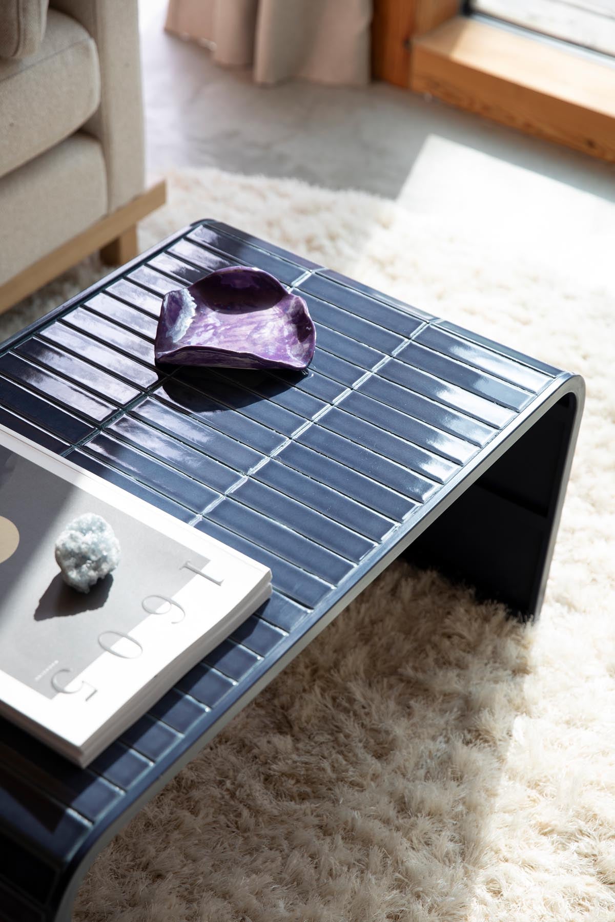 Sofatisch Tiles in blau präsentiert im Onlineshop von KAQTU Design AG. Couchtisch ist von Zuiver