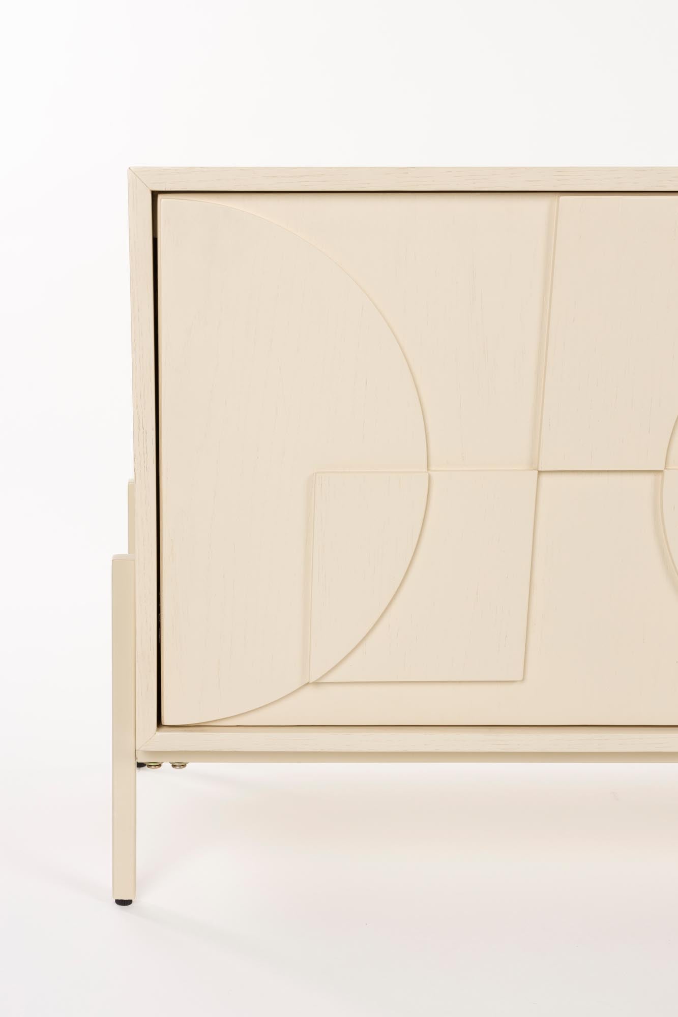 Entdecken Sie das Sideboard Faces von Zuiver – ein elegantes Möbelstück mit einzigartigen Relieftüren aus Eichenholz, das Stil und Funktionalität perfekt kombiniert.