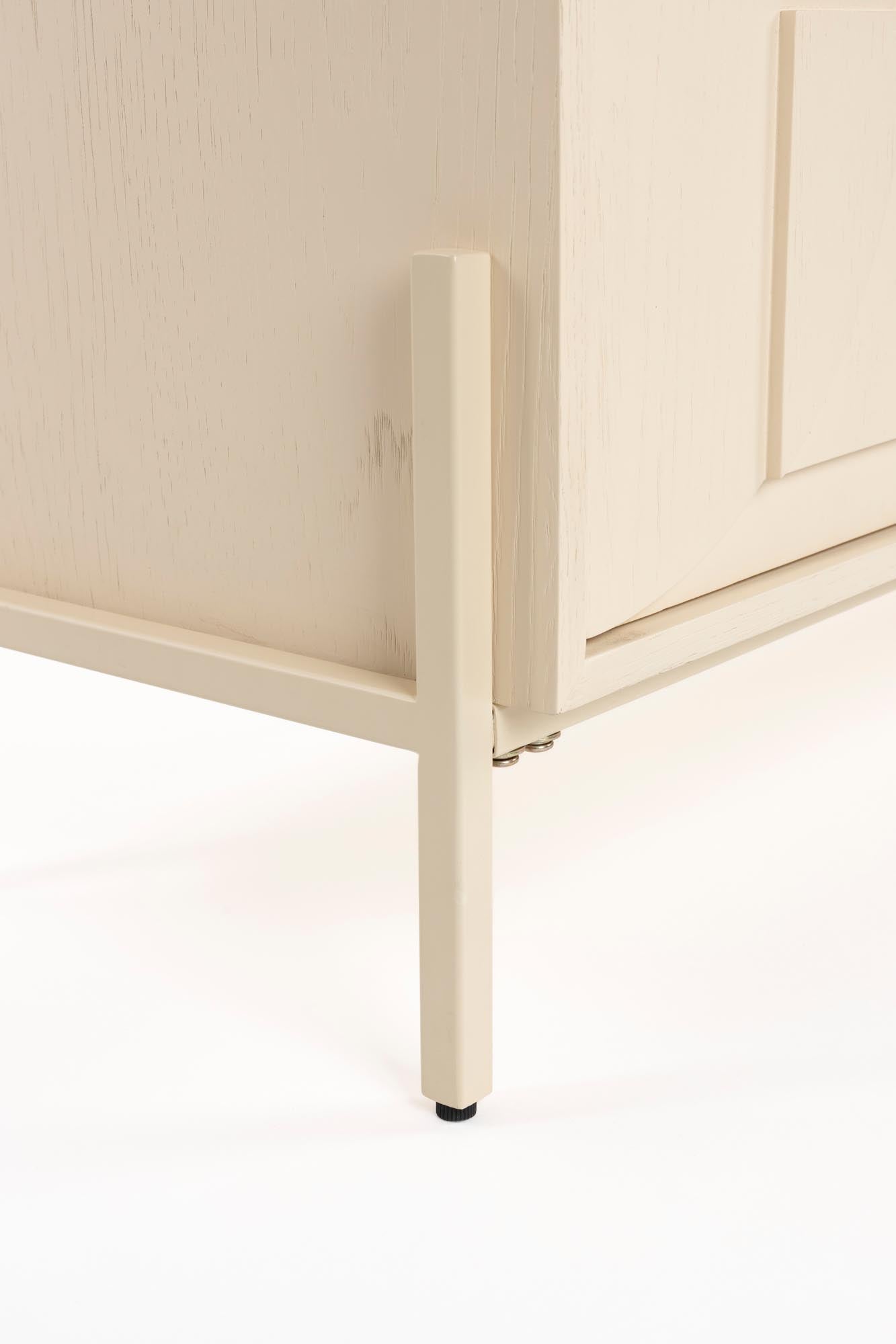 Erleben Sie das Sideboard Faces von Zuiver – ein stilvolles Möbelstück mit faszinierenden Relieftüren aus Eichenholz, das Eleganz und Vielseitigkeit vereint.