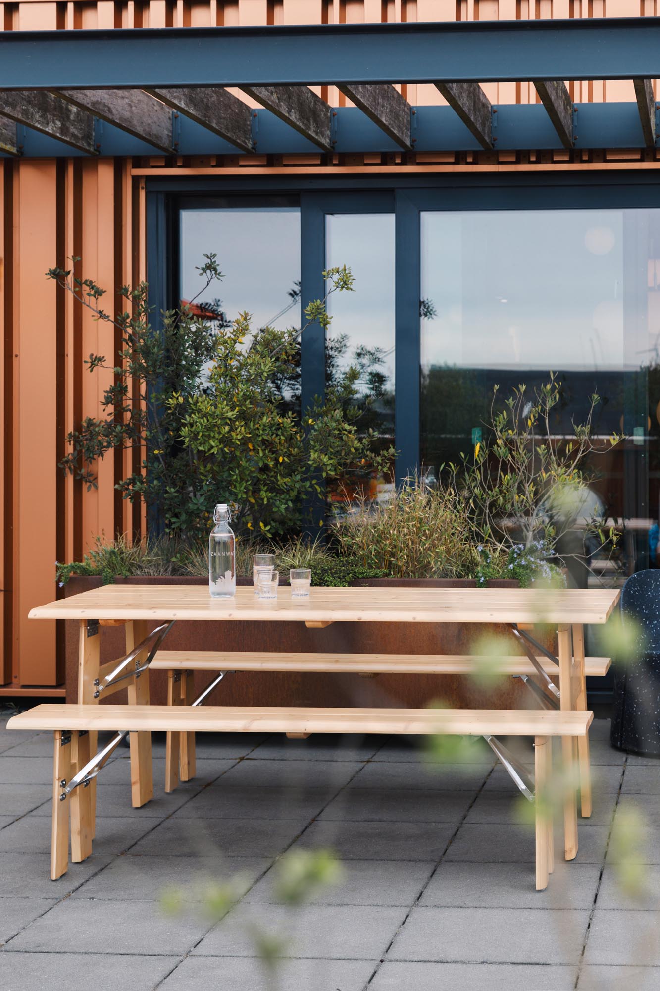 Genießen Sie sonnige Tage mit dem Avenue Natural Gartentisch von Zuiver – klappbar, aus Kiefernholz und ideal für gesellige Stunden im Freien.