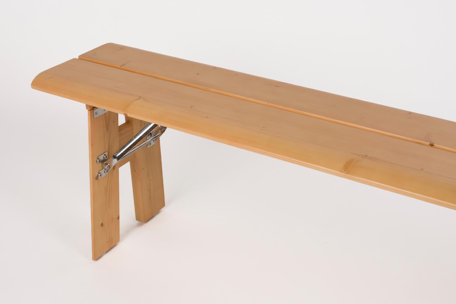 Entdecken Sie die Avenue-Gartenbank von Zuiver: Klappbar, aus Kiefernholz und perfekt für stilvolle Momente im Freien. Ideal für jeden Garten!