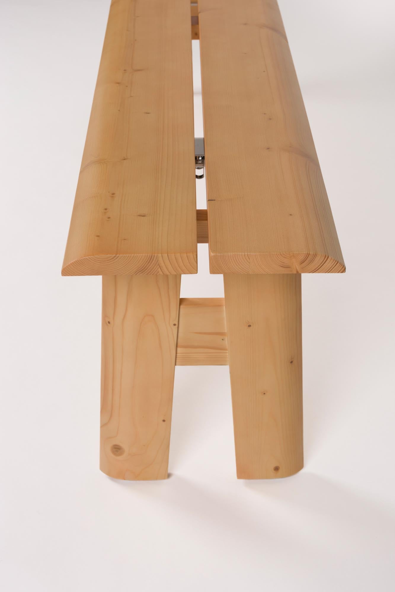 Entdecken Sie die Avenue-Gartenbank von Zuiver: Klappbar, aus Kiefernholz und stilvoll. Perfekt für entspannte Momente im Freien!