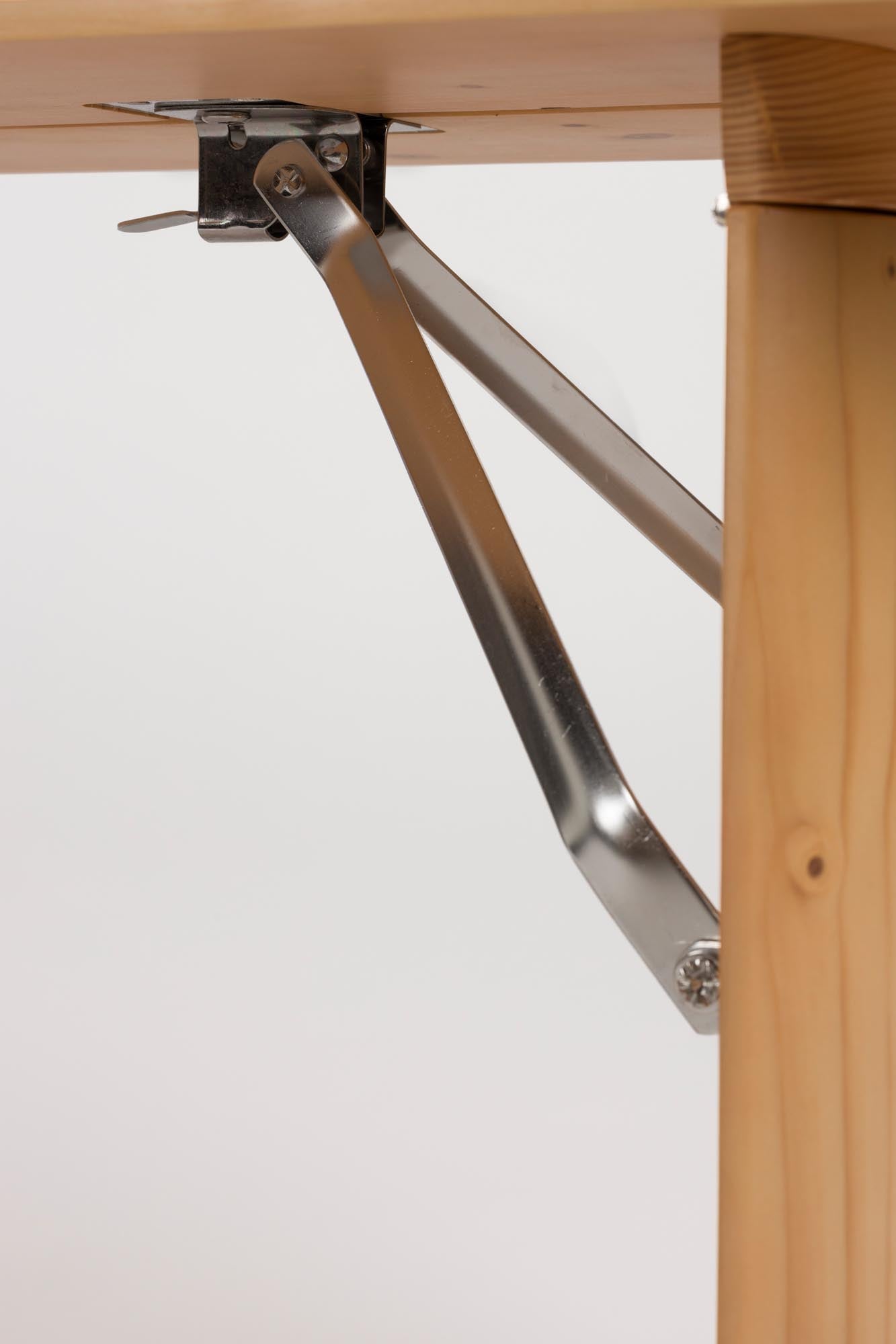 Verleihen Sie Ihrem Garten mit der Avenue-Gartenbank von Zuiver einen Hauch von Eleganz. Klappbar, aus Kiefernholz und ideal für gesellige Stunden im Freien!