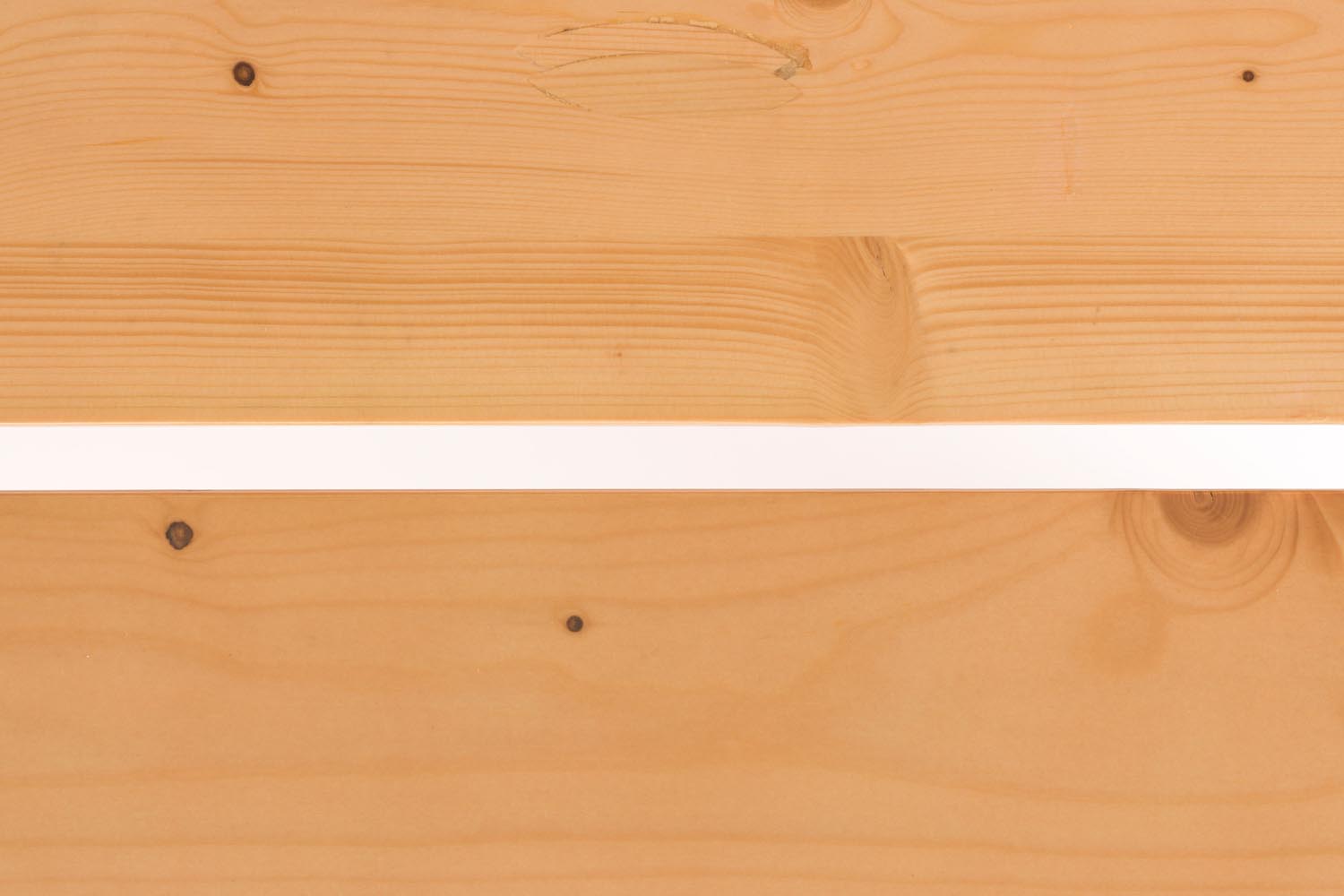 Entdecken Sie die Avenue-Gartenbank von Zuiver: Praktisch klappbar, aus hochwertigem Kiefernholz und perfekt für entspannte Momente im Freien!