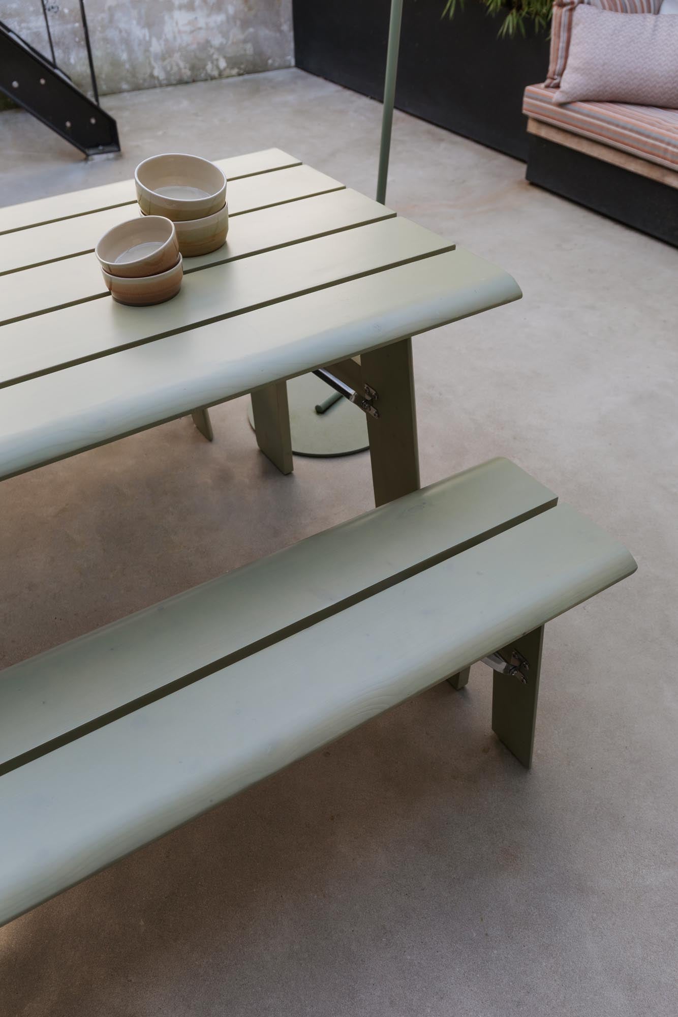 Erleben Sie stilvolle Momente im Freien mit dem ausziehbaren Gartentisch Avenue Desert Sage von Zuiver – robust, praktisch und ein echter Blickfang!