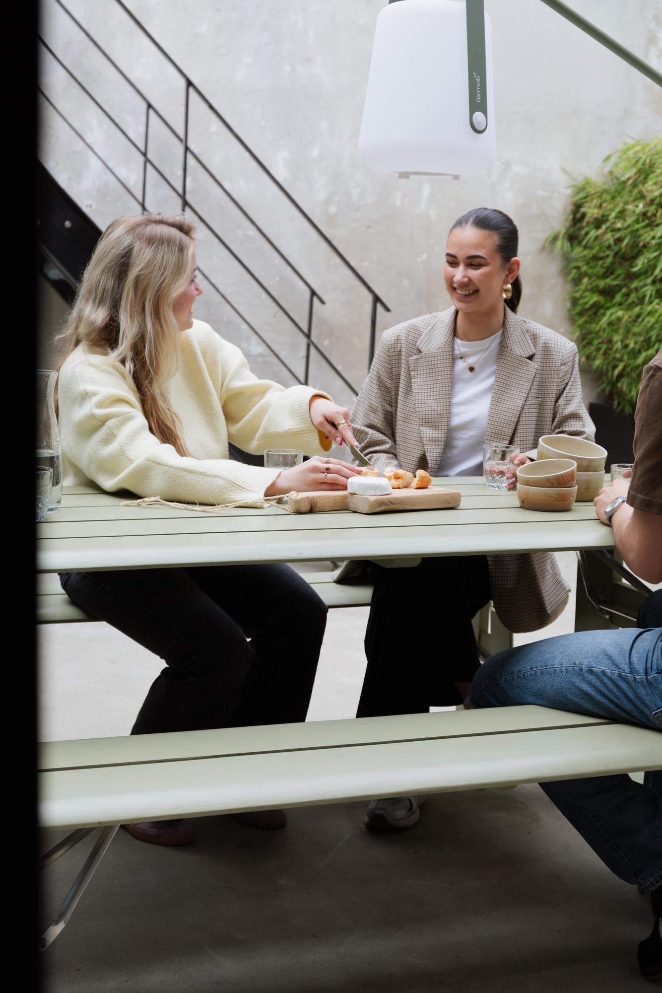 Erleben Sie stilvolle Momente im Freien mit dem ausziehbaren Gartentisch Avenue Desert Sage von Zuiver – robust, praktisch und ein echter Blickfang!