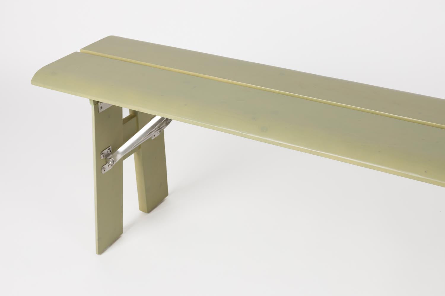 Verleihen Sie Ihrem Garten mit der Avenue-Gartenbank von Zuiver einen Hauch von Eleganz. Ausklappbar, aus Kiefernholz und ideal für entspannte Stunden.