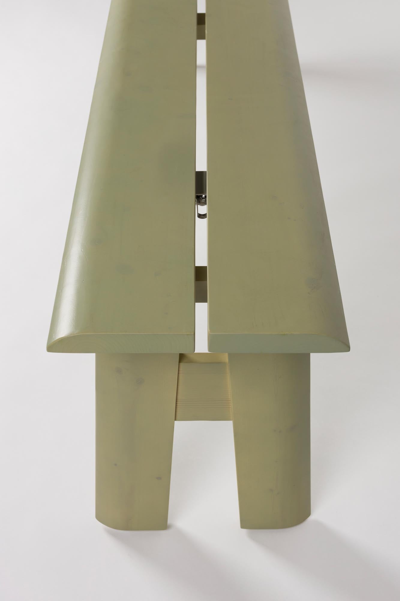 Verleihen Sie Ihrem Garten mit der Avenue-Gartenbank von Zuiver einen Hauch von Eleganz. Ausklappbar, aus Kiefernholz und ideal für entspannte Stunden im Freien.