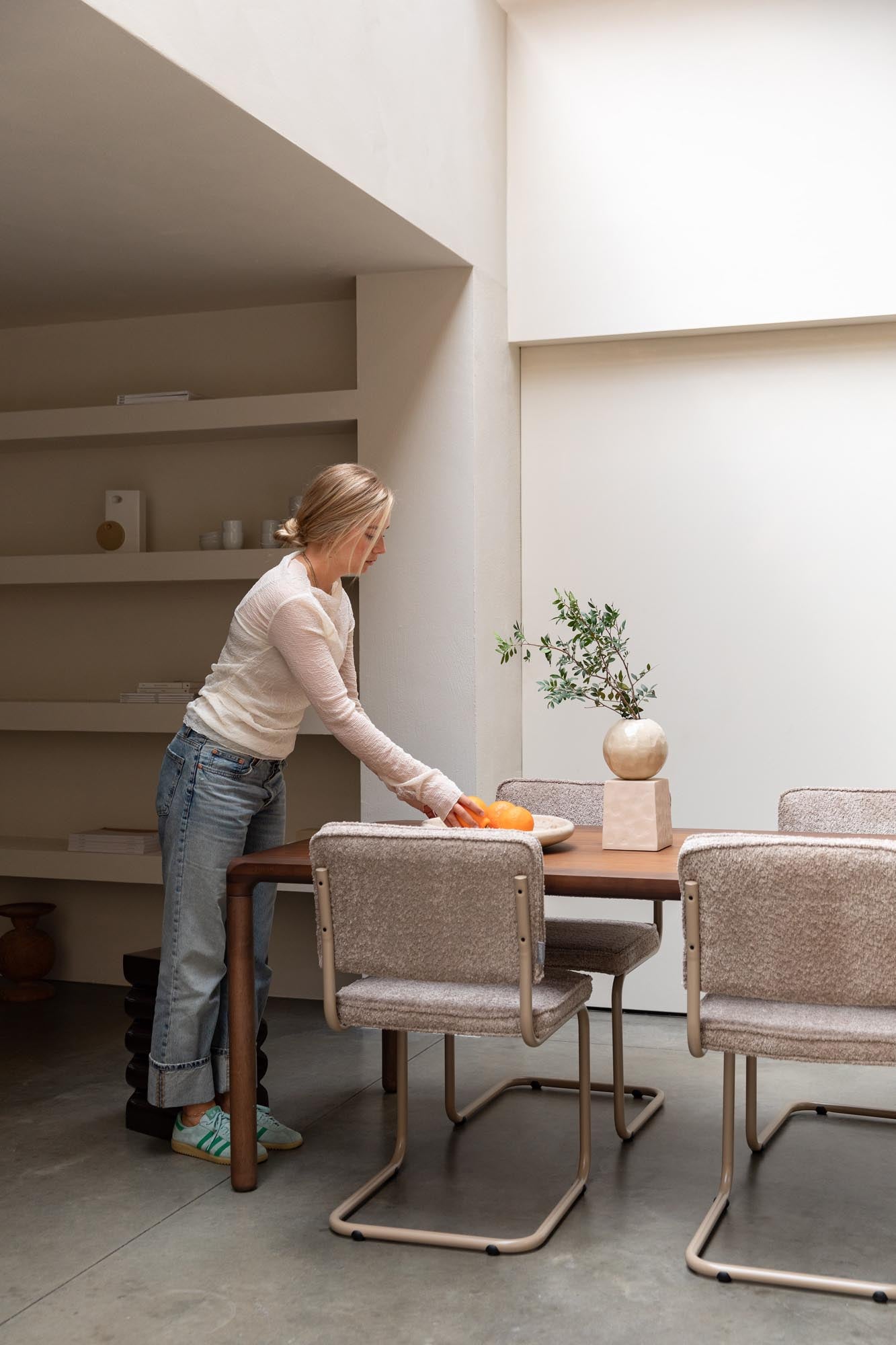 Entdecken Sie den eleganten Tisch Storm von Zuiver in Walnuss. Perfekt für stilvolle Wohnräume, jetzt bei KAQTU Design AG erhältlich.