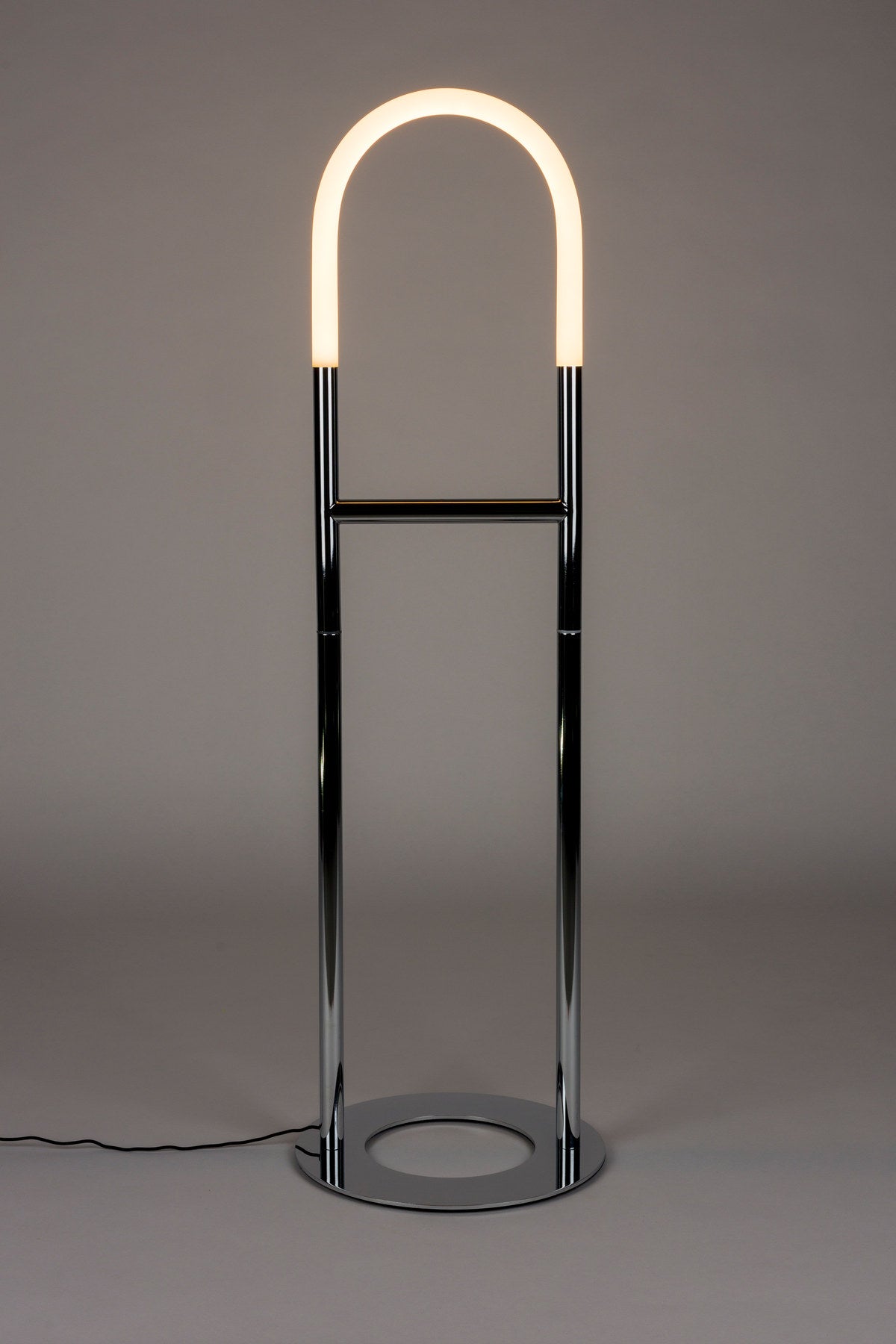 Stehleuchte Arch in Silber präsentiert im Onlineshop von KAQTU Design AG. Stehleuchte ist von Zuiver