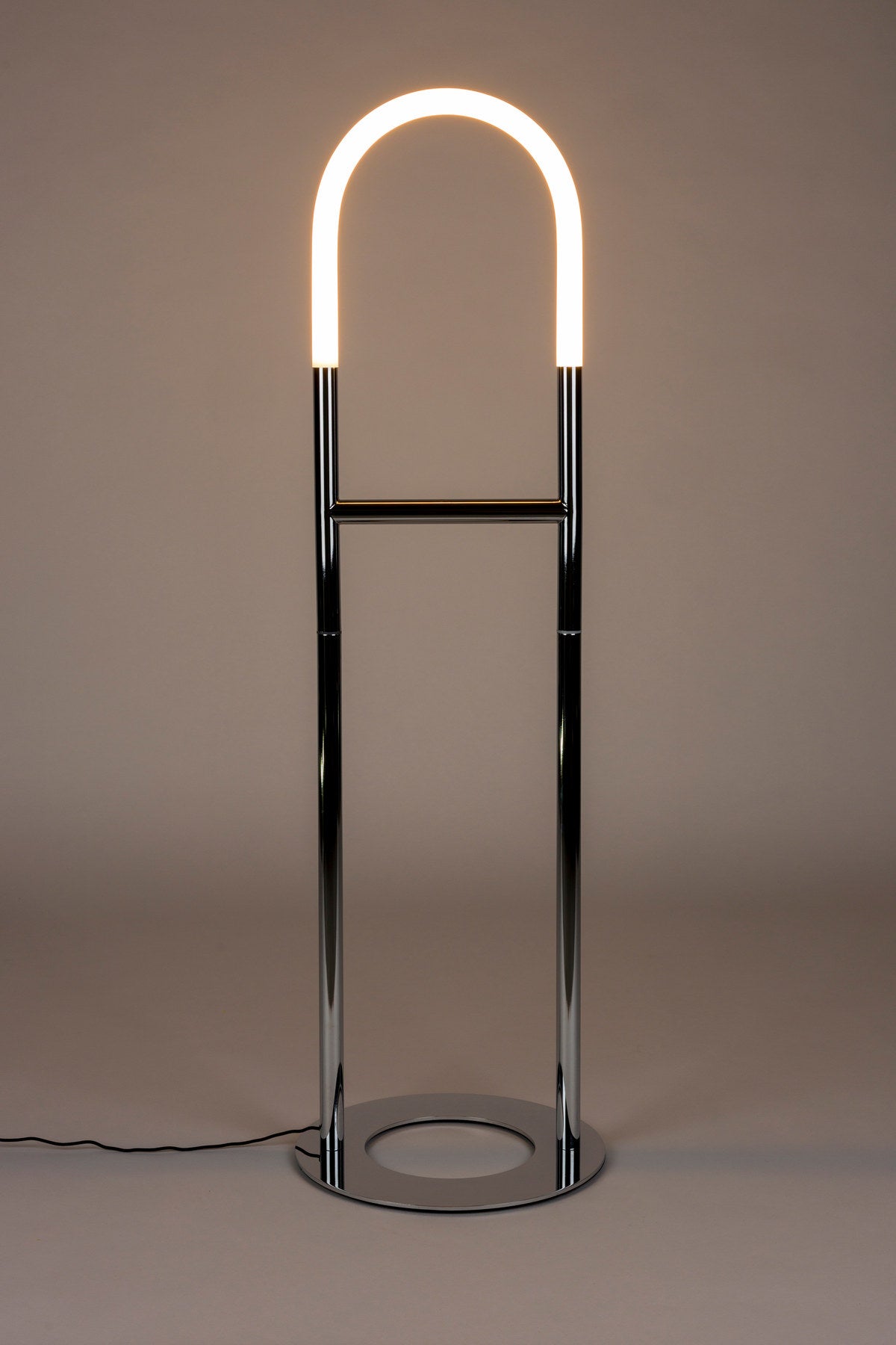 Stehleuchte Arch in Silber präsentiert im Onlineshop von KAQTU Design AG. Stehleuchte ist von Zuiver