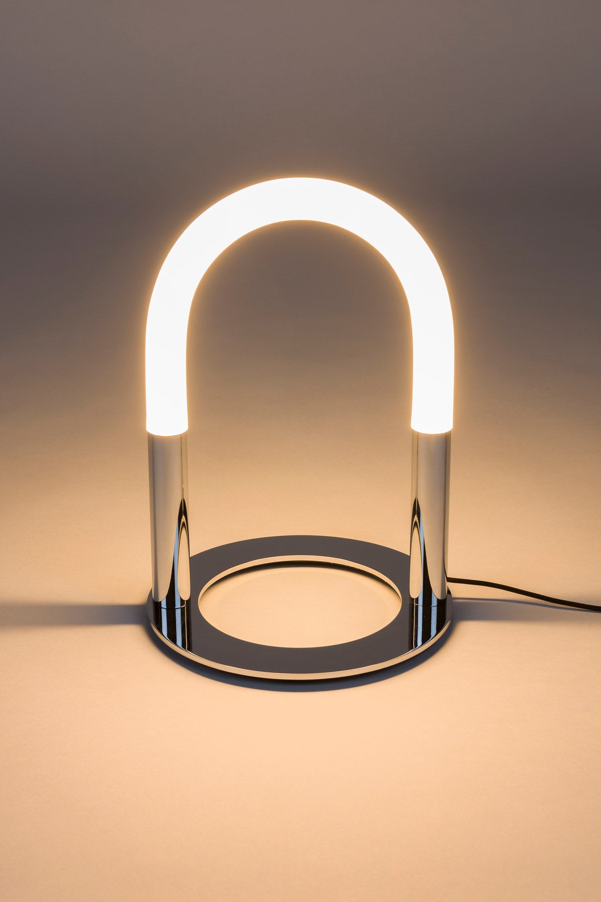 Stehleuchte Arch in Silber präsentiert im Onlineshop von KAQTU Design AG. Stehleuchte ist von Zuiver