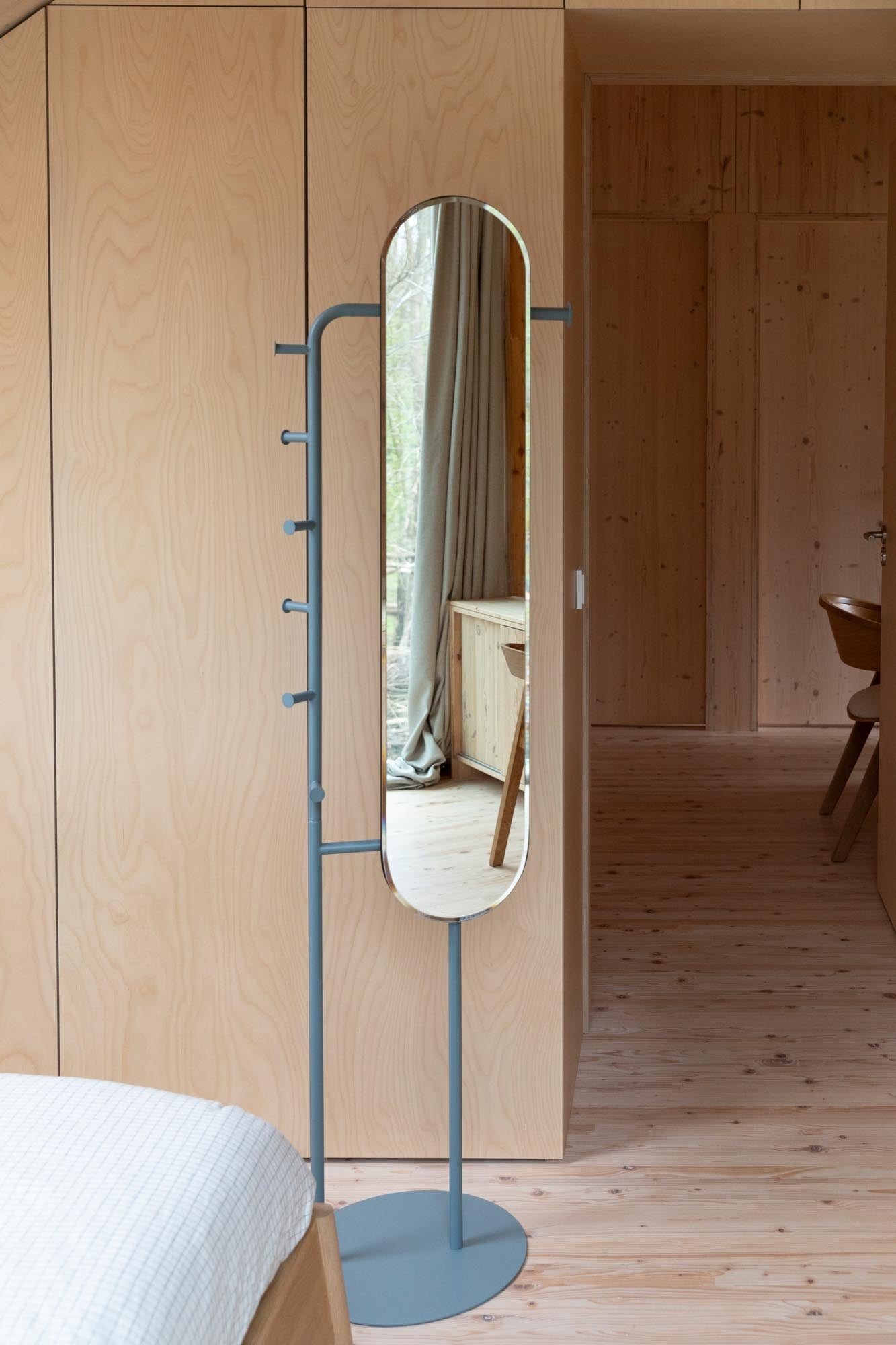 Verleihen Sie Ihrem Raum mit dem Vero Blue Standspiegel von Zuiver einen Hauch von Eleganz. Ideal für jeden Einrichtungsstil!