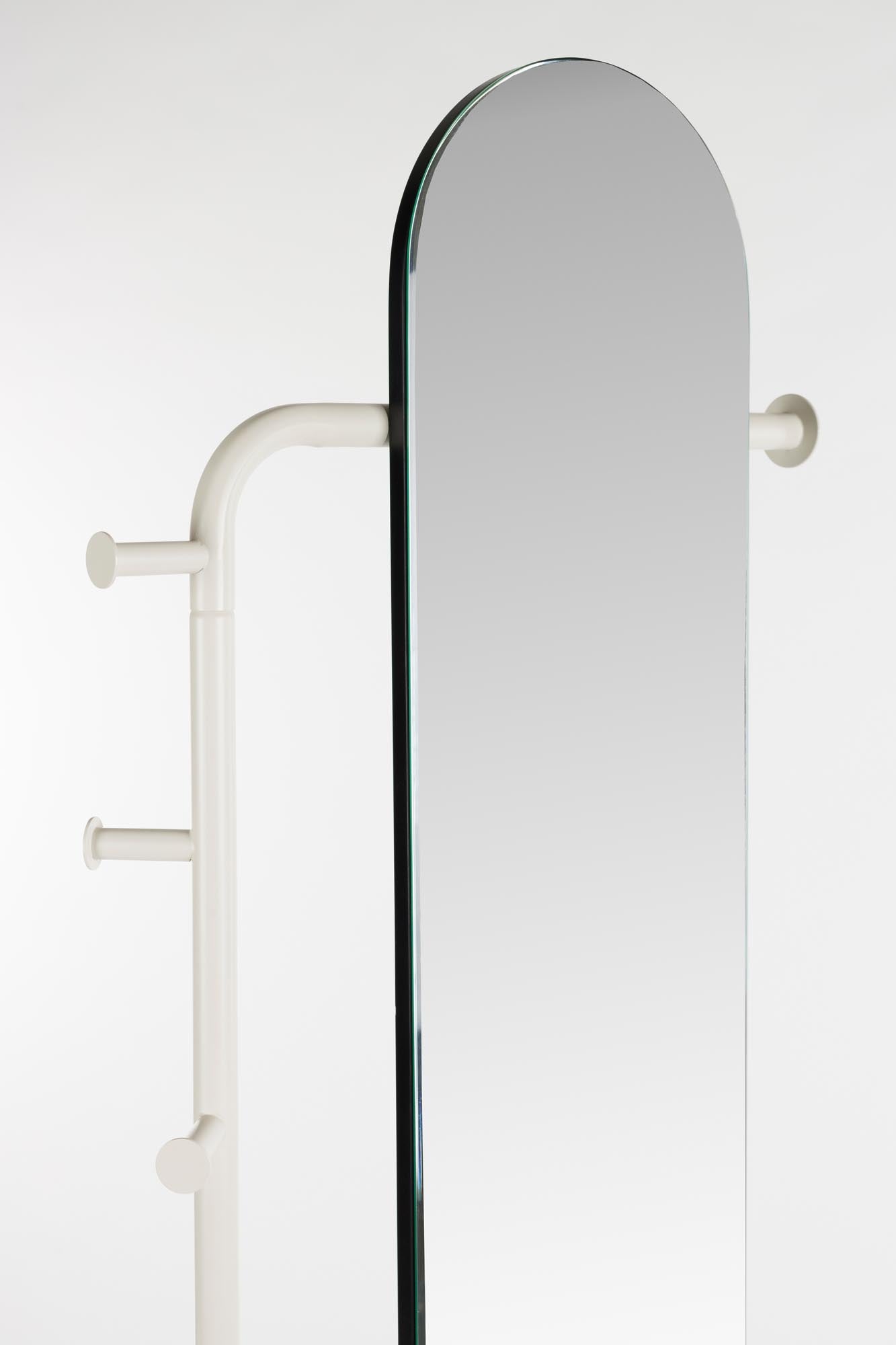 Verleihen Sie Ihrem Raum mit dem Standspiegel Vero Beige von Zuiver einen Hauch von Eleganz. Ideal für jeden Wohnstil!