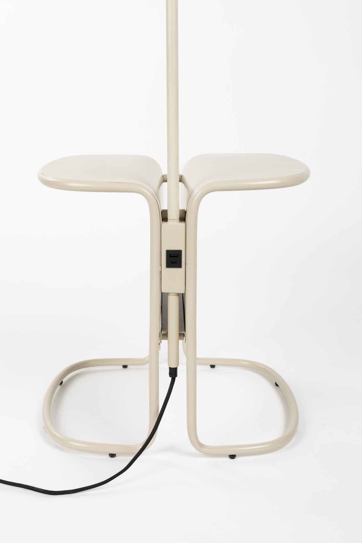 Stehleuchte Lustor in beige präsentiert im Onlineshop von KAQTU Design AG. Stehleuchte ist von Zuiver