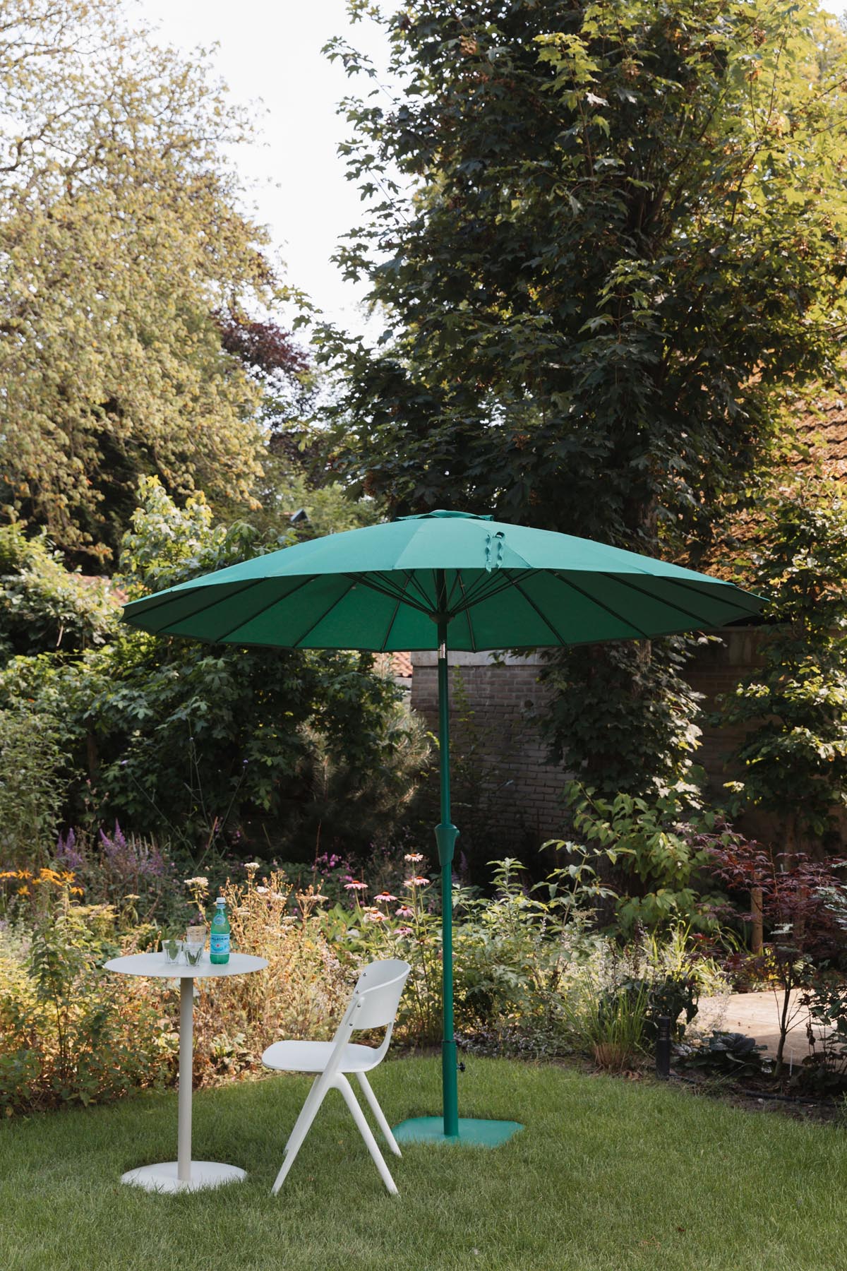 Sunbrella Sunshine Set Desert Sage in Grün präsentiert im Onlineshop von KAQTU Design AG. Sonnenschirm ist von Zuiver