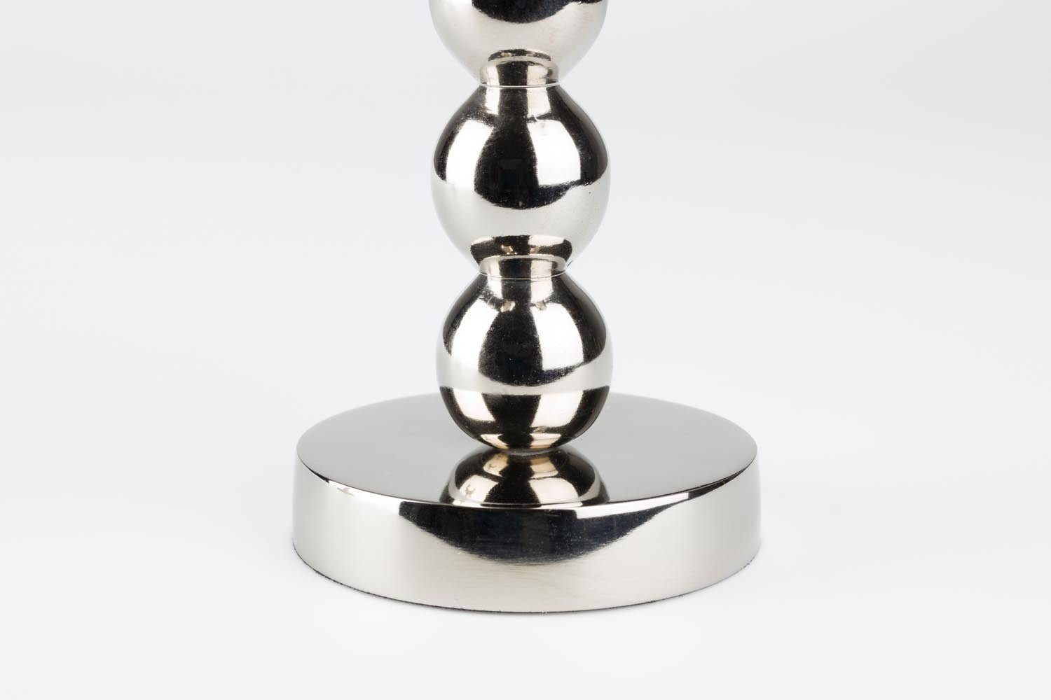 Verleihen Sie Ihrem Wohnraum mit dem Kerzenständer Bubbles Four Shiny Silver von Zuiver einen Hauch von Luxus und Stil – perfekt für jede Feier!