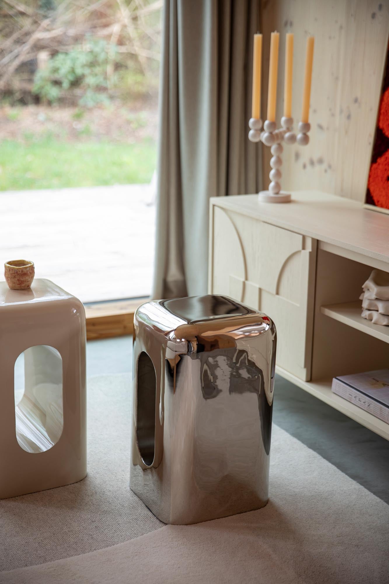 Entdecken Sie den Hocker Creek von Zuiver – ein stilvolles, vielseitiges Möbelstück, das Eleganz und Funktionalität in Ihr Zuhause bringt.