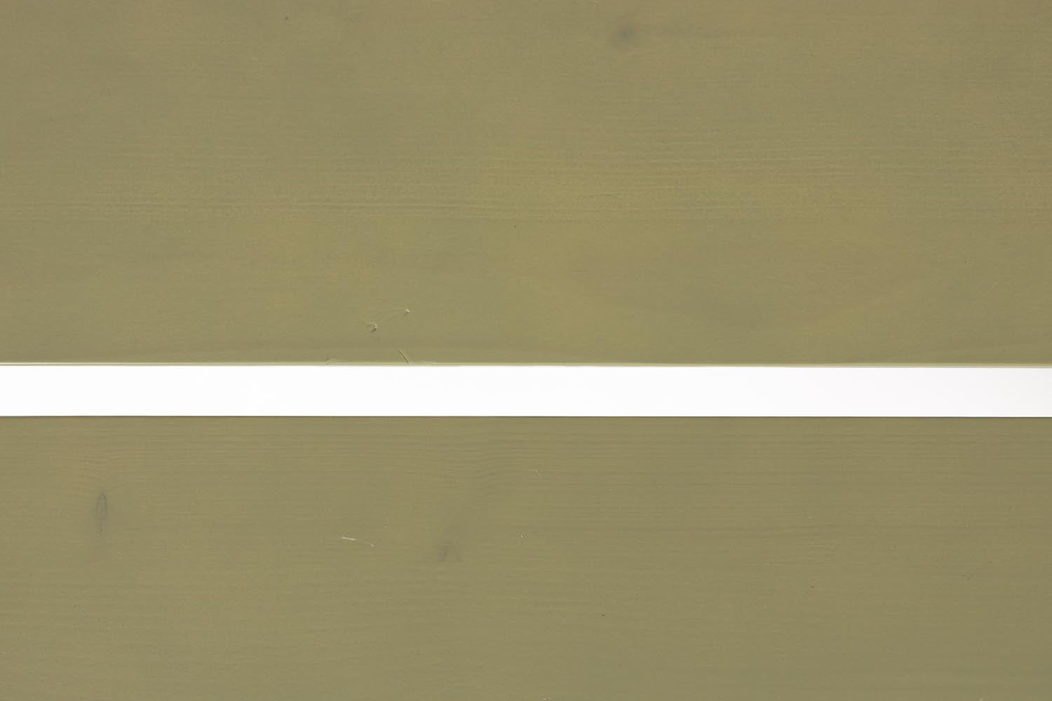 Erleben Sie das Gartentischset Avenue von Zuiver – klappbar, mit integriertem Flaschenöffner und ideal für entspannte Stunden im Freien.