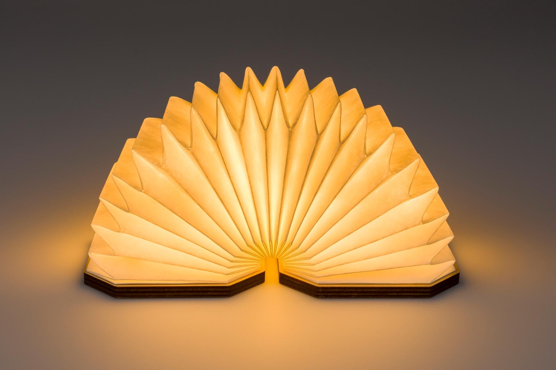 Tischlampe Cake in Braun präsentiert im Onlineshop von KAQTU Design AG. Tischleuchte ist von Zuiver