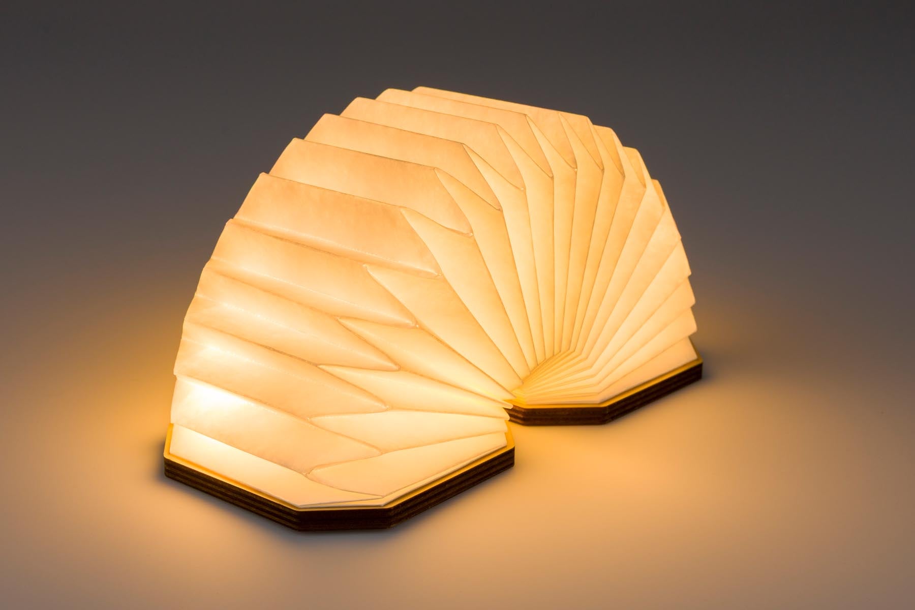 Tischlampe Cake in Braun präsentiert im Onlineshop von KAQTU Design AG. Tischleuchte ist von Zuiver