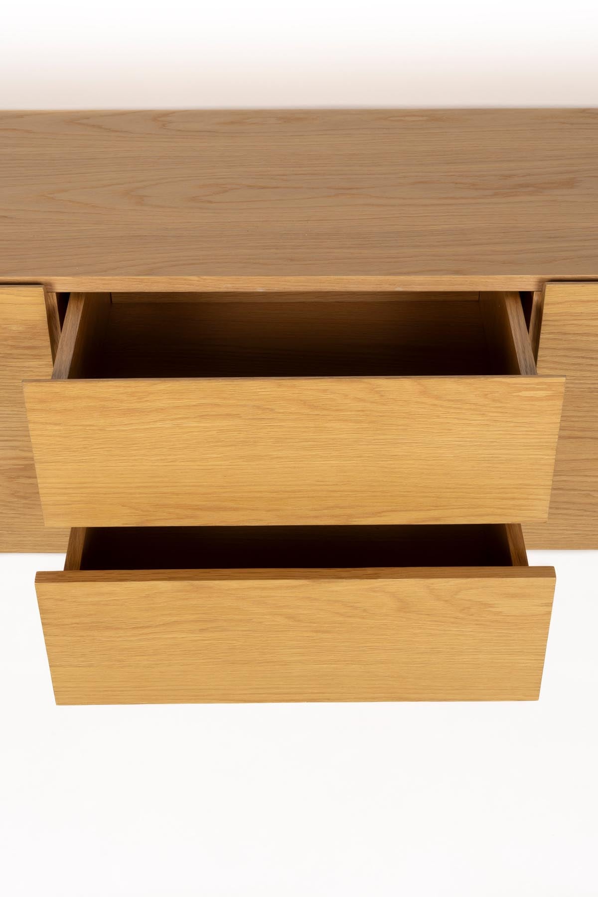 Moderner Holzschrank von Zuiver in warmen Beigetönen, perfekt für eine stilvolle Einrichtung und praktischen Stauraum.
