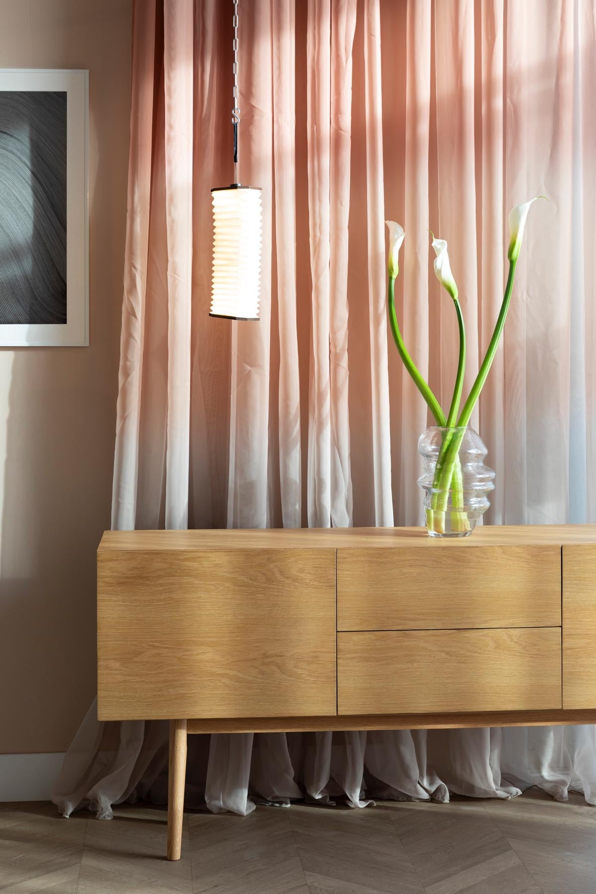Elegantes, hohes Holzschrankdesign in Beige von Zuiver, ideal für stilvolle Aufbewahrung und Dekoration im Wohnraum.
