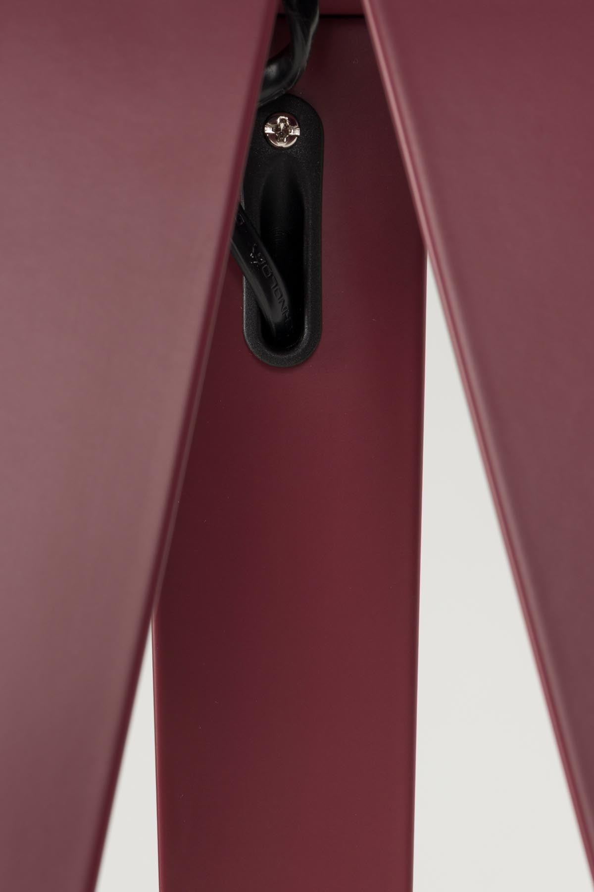 Stehleuchte Tripod in Rot präsentiert im Onlineshop von KAQTU Design AG. Stehleuchte ist von Zuiver